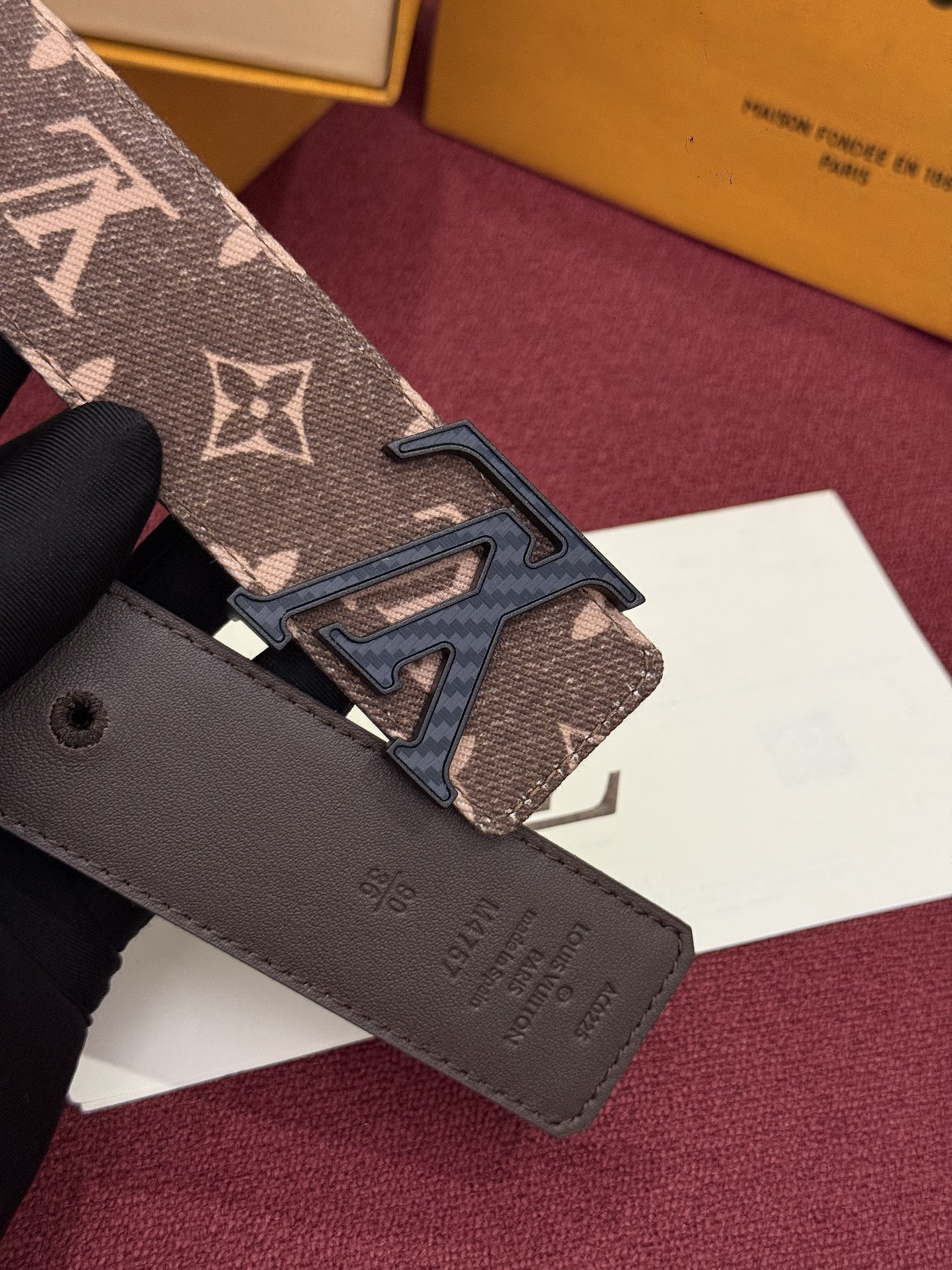 LV Initiales Monogram Denim 腰带以前卫优雅笔触重绎经典之作。丹宁布幻化出 Monogram 