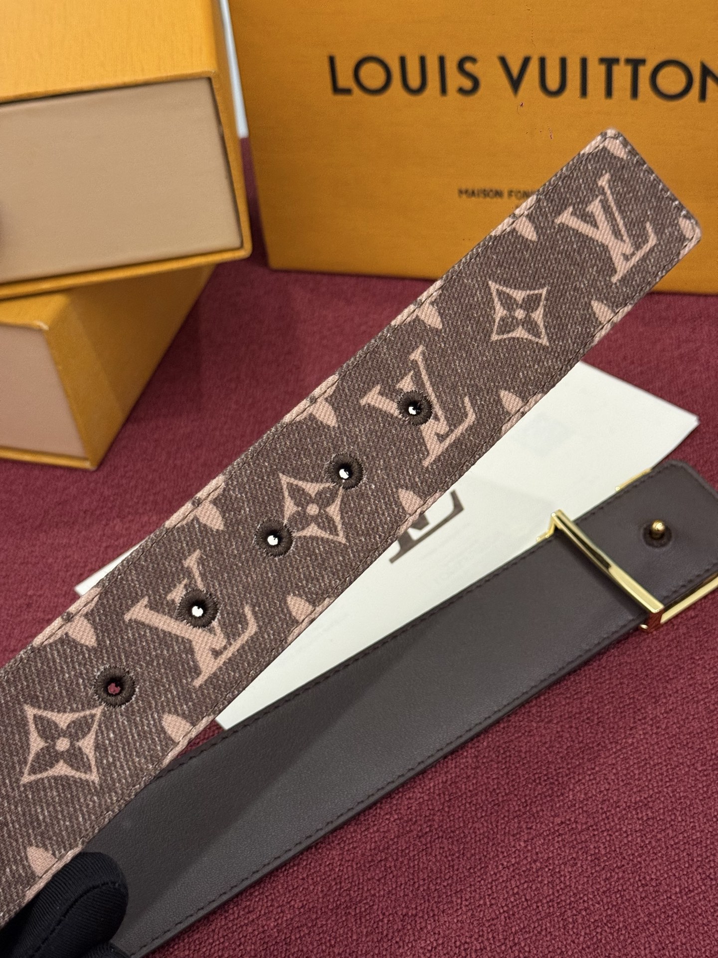 LV Initiales Monogram Denim 腰带以前卫优雅笔触重绎经典之作。丹宁布幻化出 Monogram 