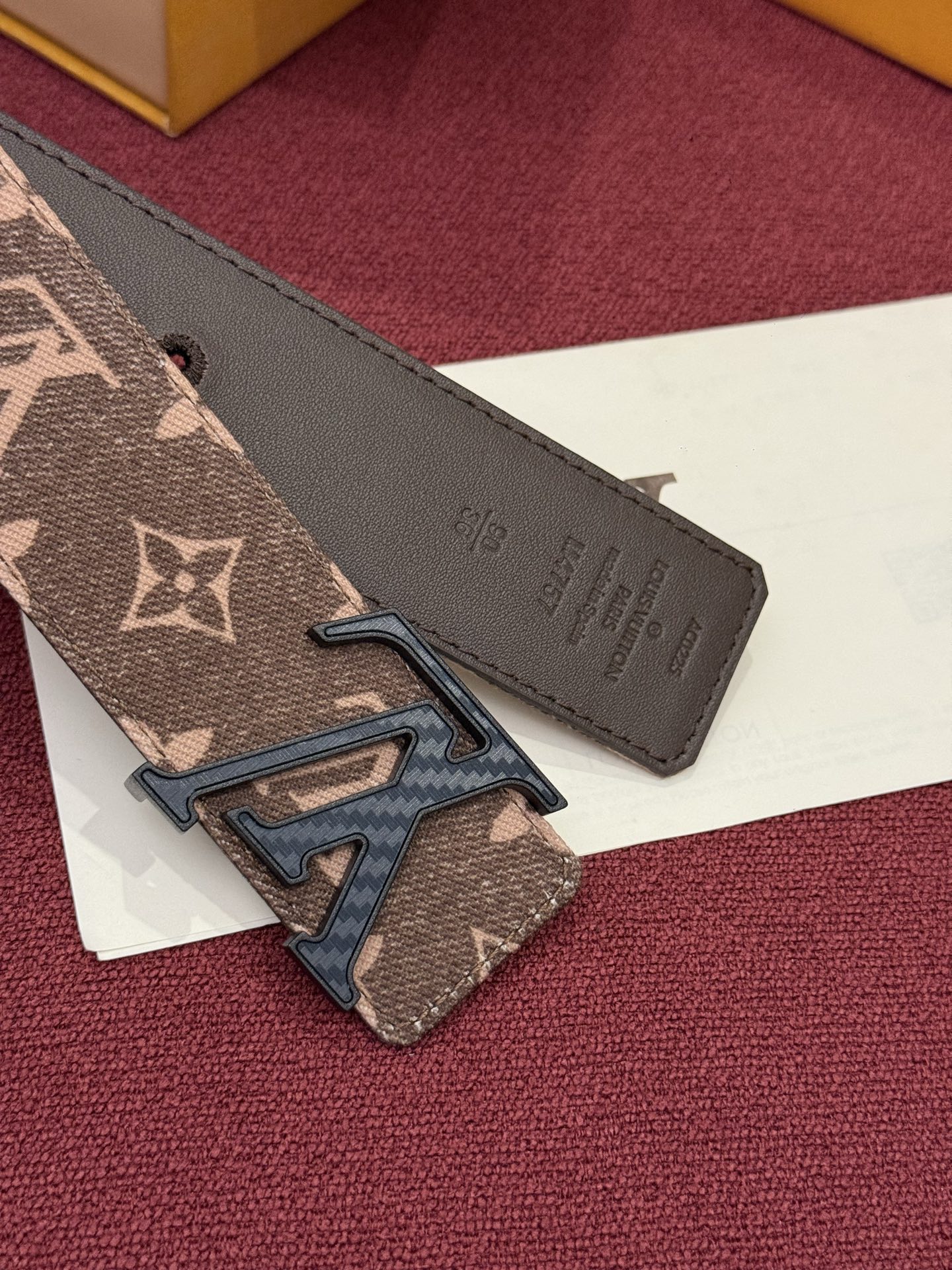 LV Initiales Monogram Denim 腰带以前卫优雅笔触重绎经典之作。丹宁布幻化出 Monogram 