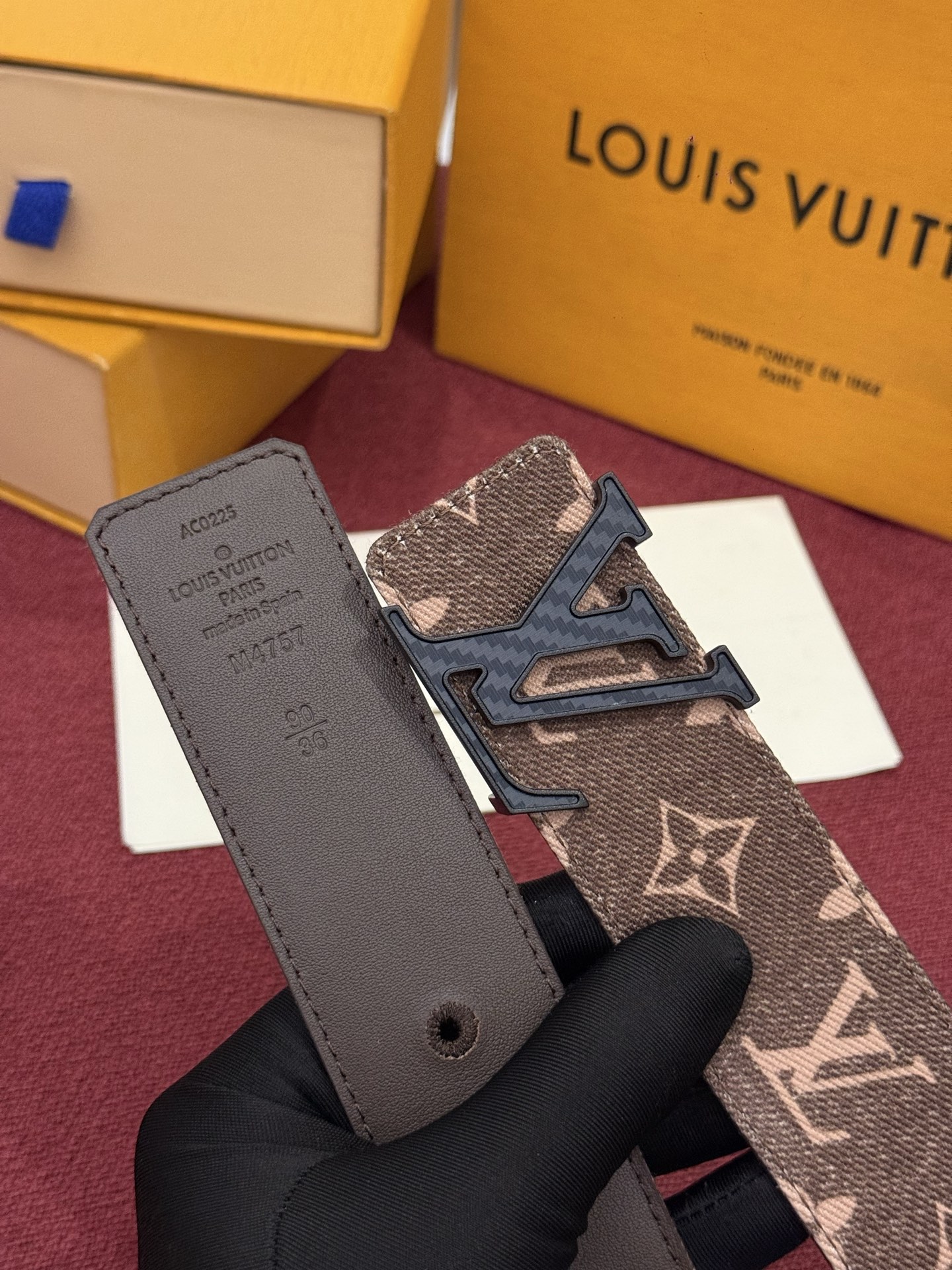 LV Initiales Monogram Denim 腰带以前卫优雅笔触重绎经典之作。丹宁布幻化出 Monogram 