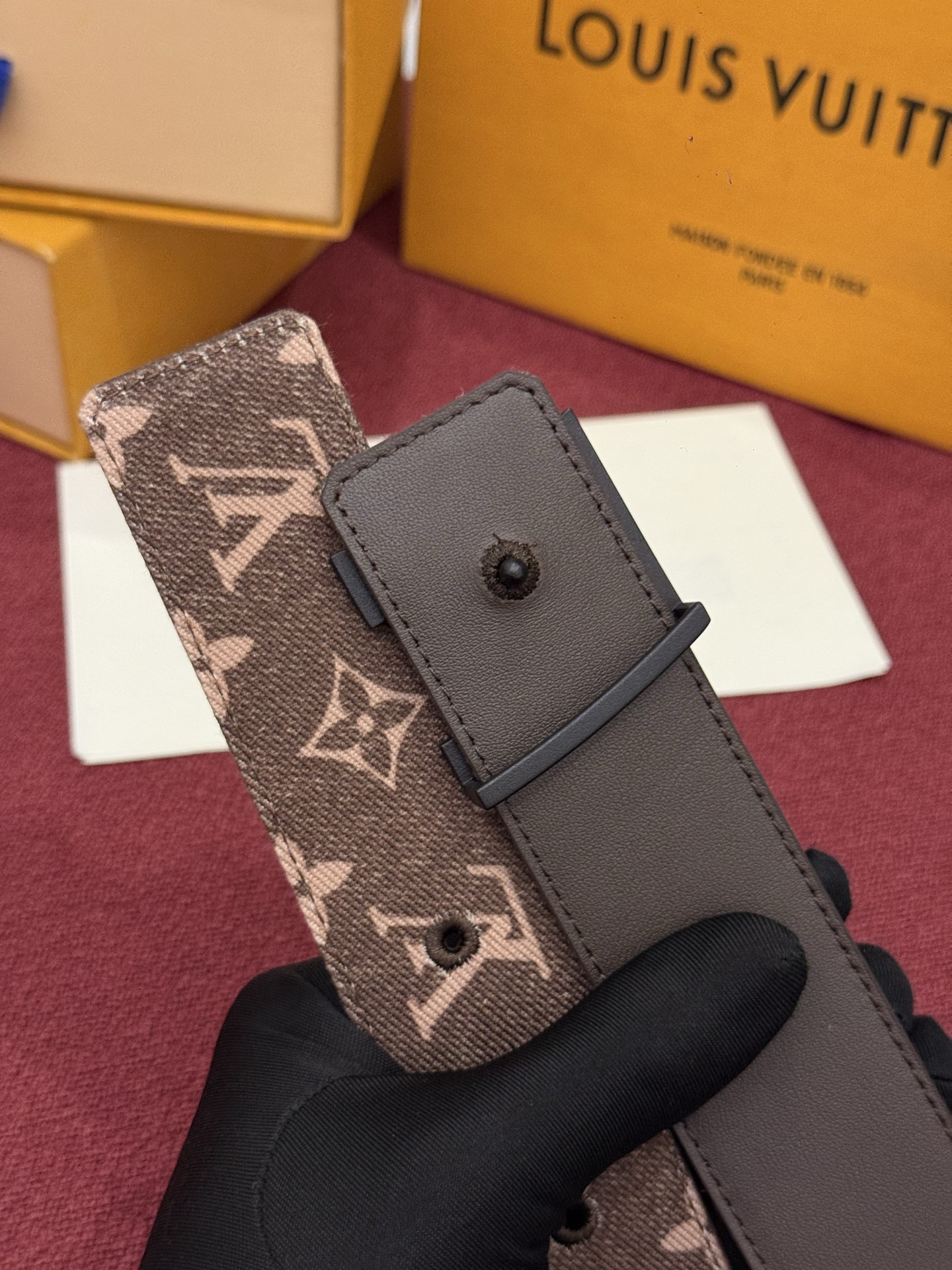 LV Initiales Monogram Denim 腰带以前卫优雅笔触重绎经典之作。丹宁布幻化出 Monogram 