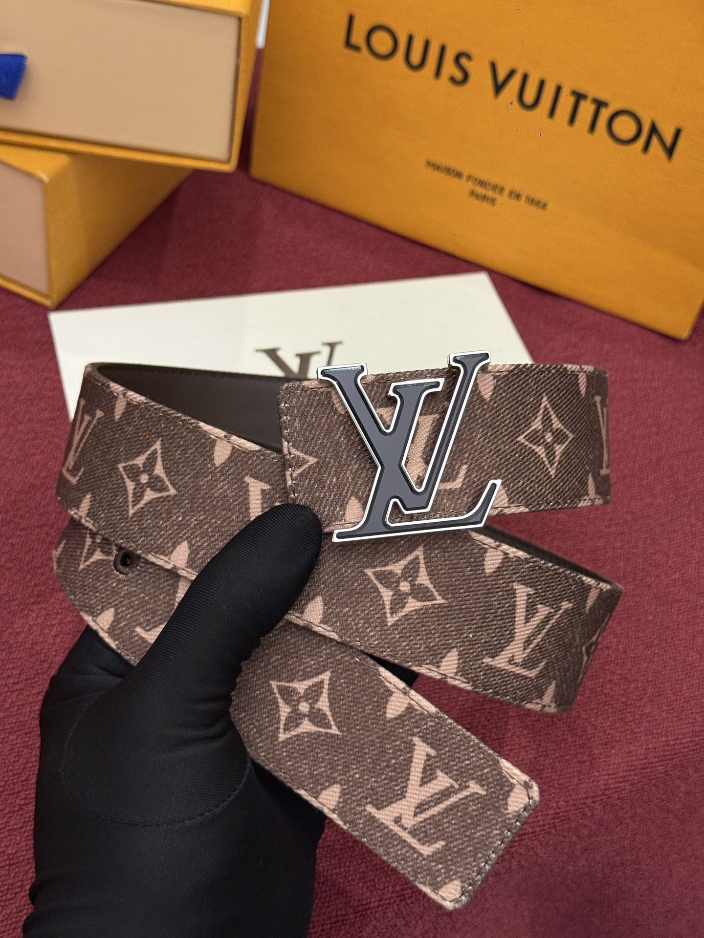 LV Initiales Monogram Denim 腰带以前卫优雅笔触重绎经典之作。丹宁布幻化出 Monogram LV Initiales Monogram Denim 腰带以前卫优雅笔触重绎经典之作。丹宁布幻化出 Monogram