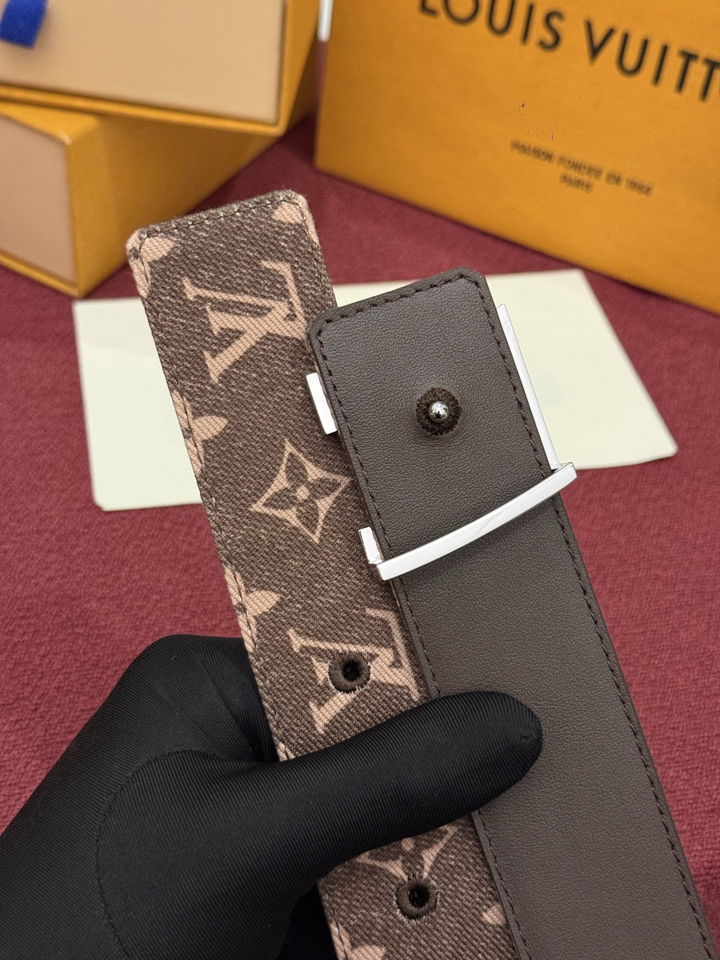 LV Initiales Monogram Denim 腰带以前卫优雅笔触重绎经典之作。丹宁布幻化出 Monogram 