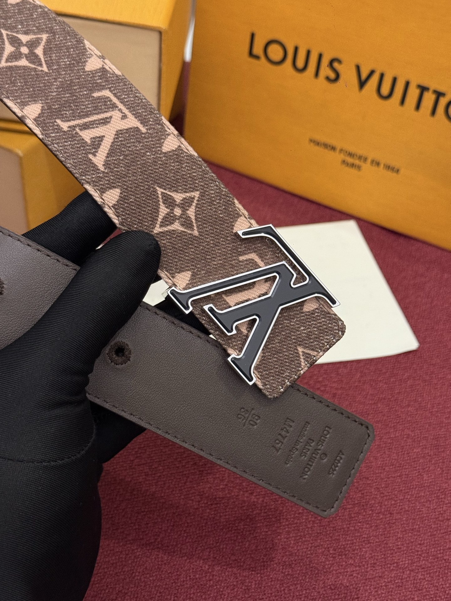 LV Initiales Monogram Denim 腰带以前卫优雅笔触重绎经典之作。丹宁布幻化出 Monogram 