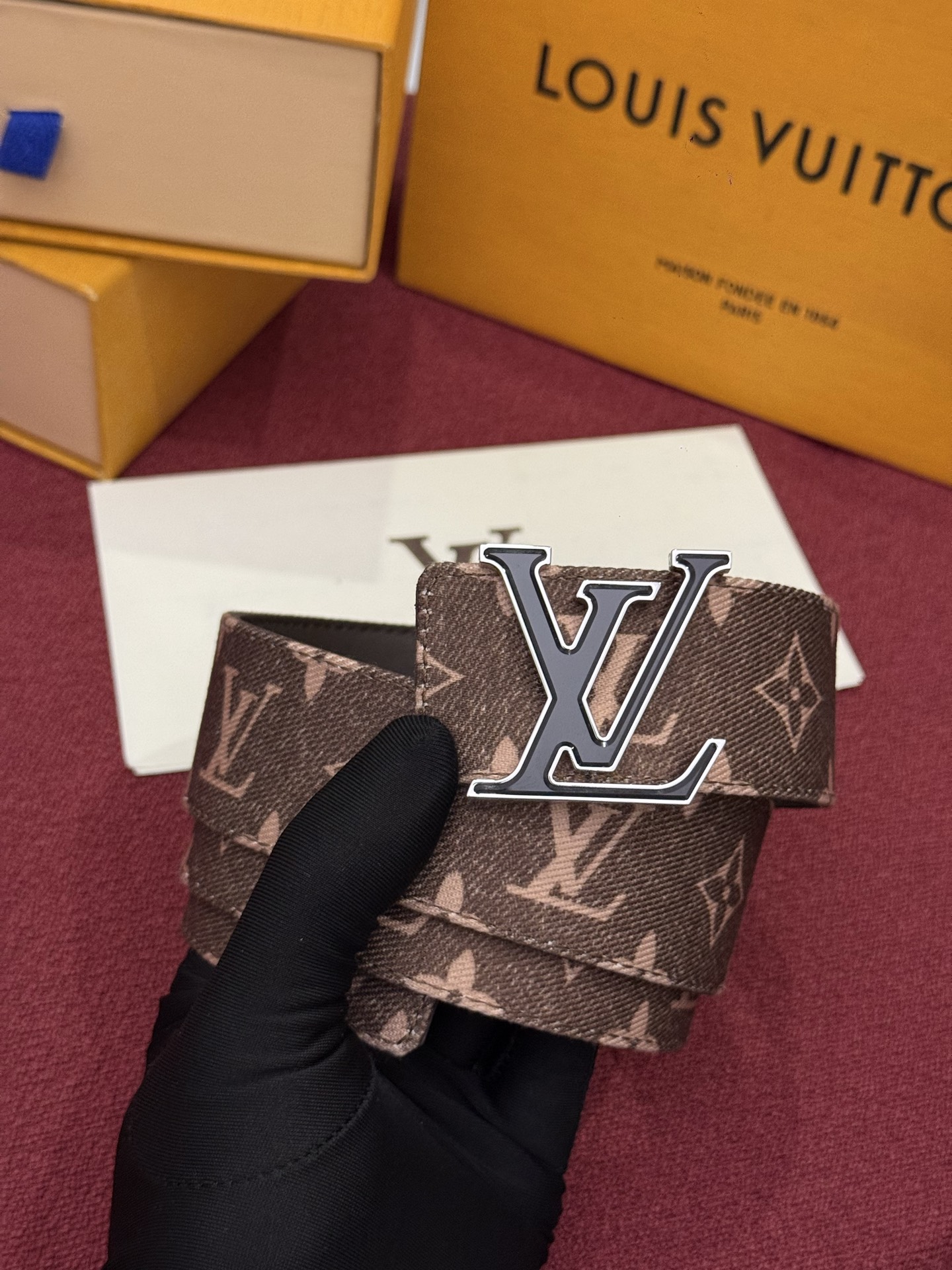 LV Initiales Monogram Denim 腰带以前卫优雅笔触重绎经典之作。丹宁布幻化出 Monogram 