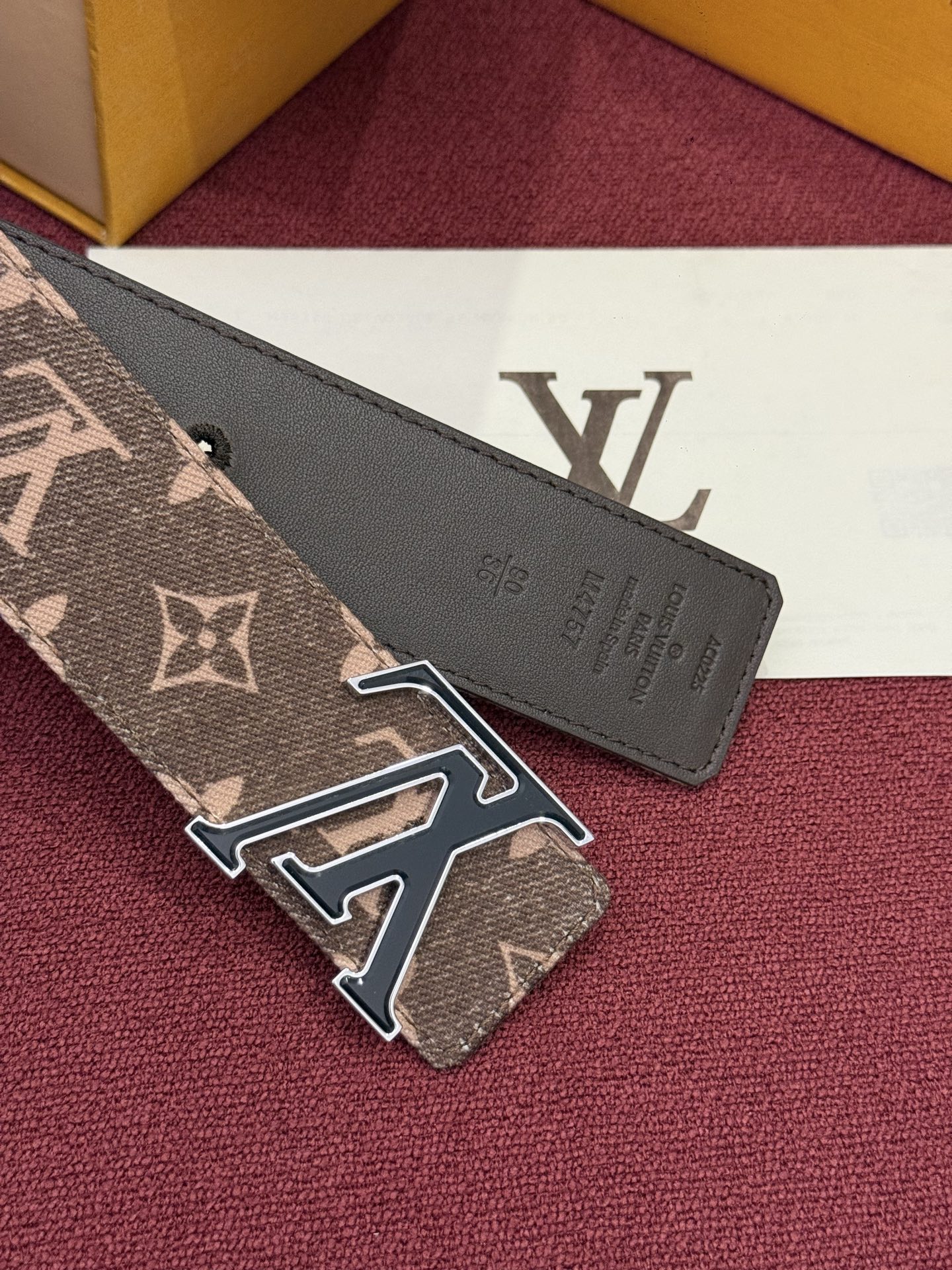 LV Initiales Monogram Denim 腰带以前卫优雅笔触重绎经典之作。丹宁布幻化出 Monogram 