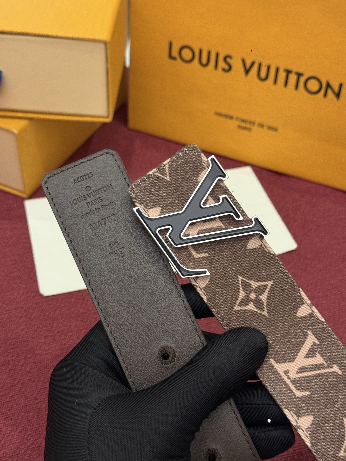 LV Initiales Monogram Denim 腰带以前卫优雅笔触重绎经典之作。丹宁布幻化出 Monogram 