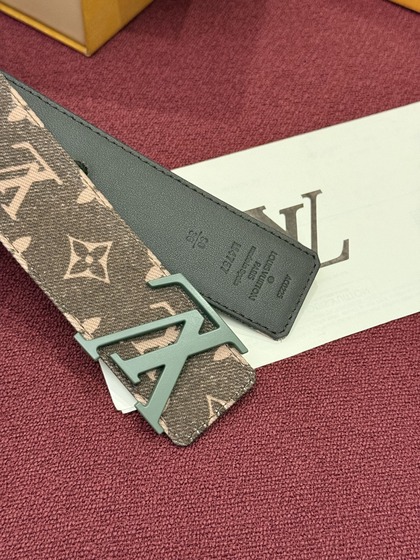 LV Initiales Monogram Denim 腰带以前卫优雅笔触重绎经典之作。丹宁布幻化出 Monogram 