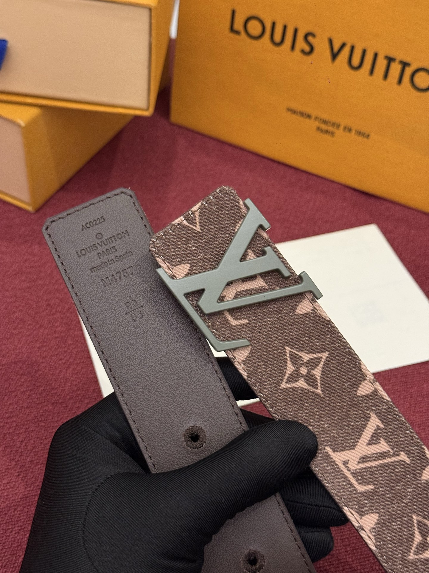 LV Initiales Monogram Denim 腰带以前卫优雅笔触重绎经典之作。丹宁布幻化出 Monogram 