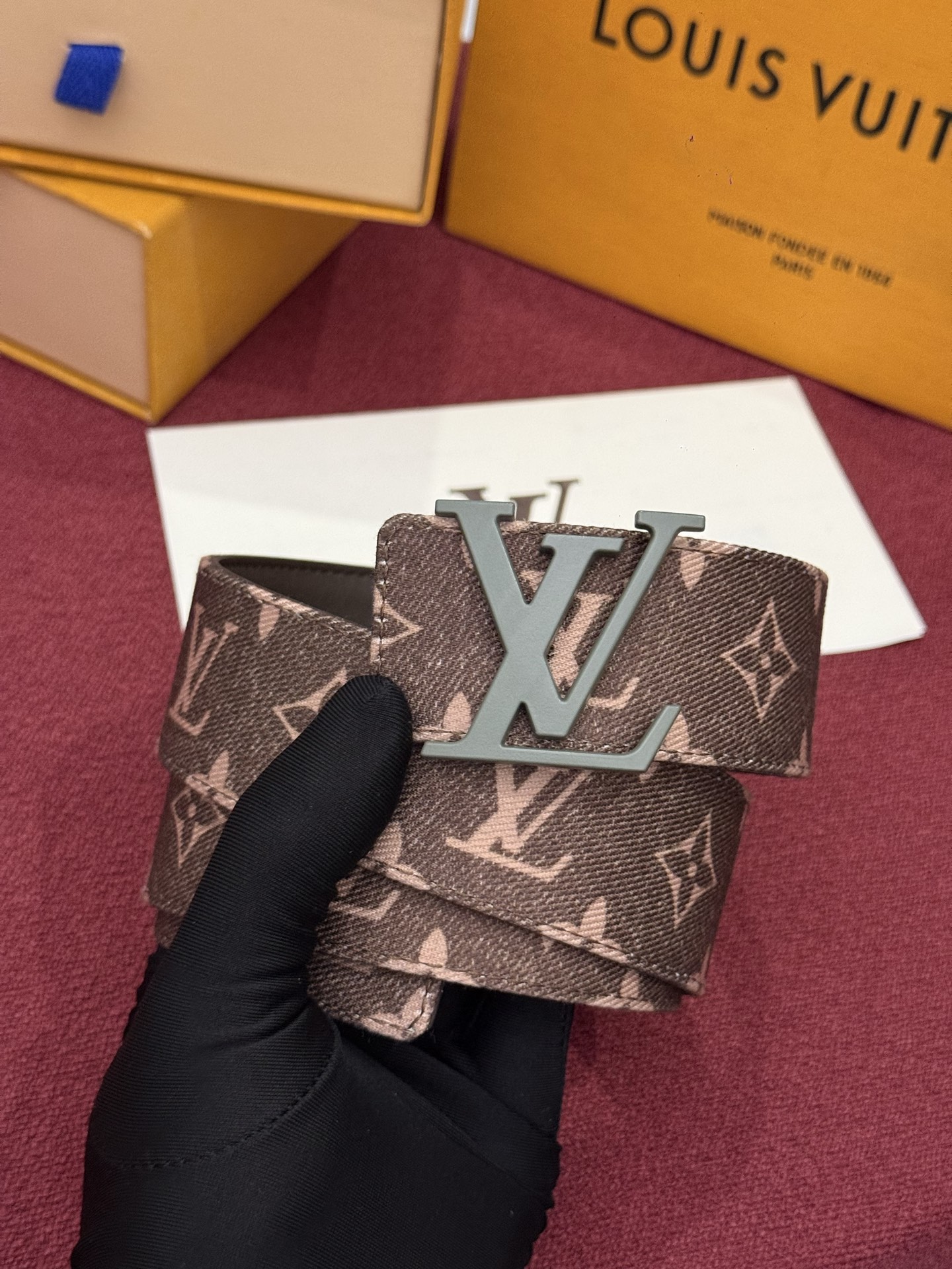 LV Initiales Monogram Denim 腰带以前卫优雅笔触重绎经典之作。丹宁布幻化出 Monogram 
