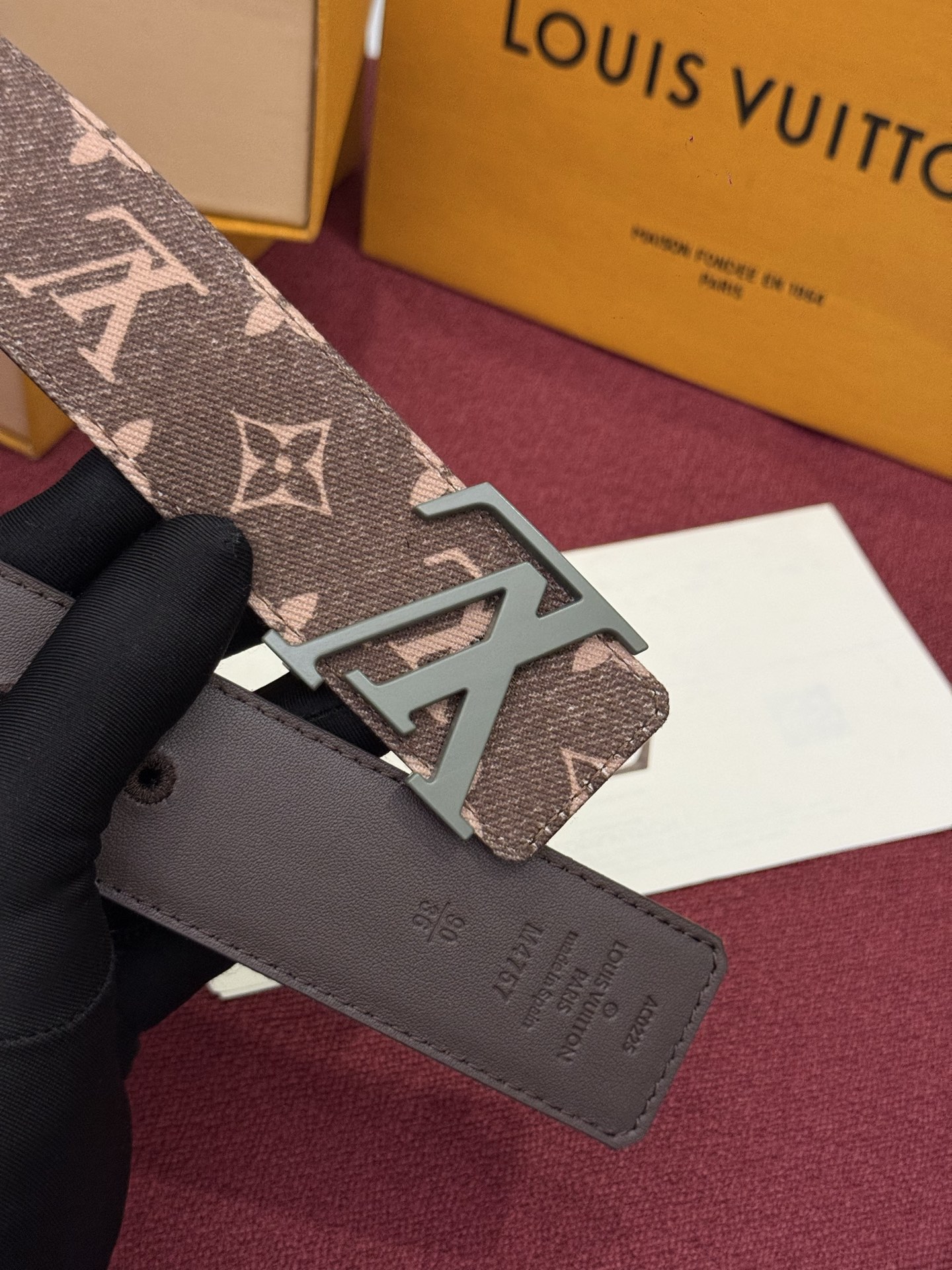 LV Initiales Monogram Denim 腰带以前卫优雅笔触重绎经典之作。丹宁布幻化出 Monogram 