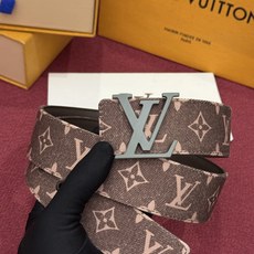 LV Initiales Monogram Denim 腰带以前卫优雅笔触重绎经典之作。丹宁布幻化出 Monogram LV Initiales Monogram Denim 腰带以前卫优雅笔触重绎经典之作。丹宁布幻化出 Monogram