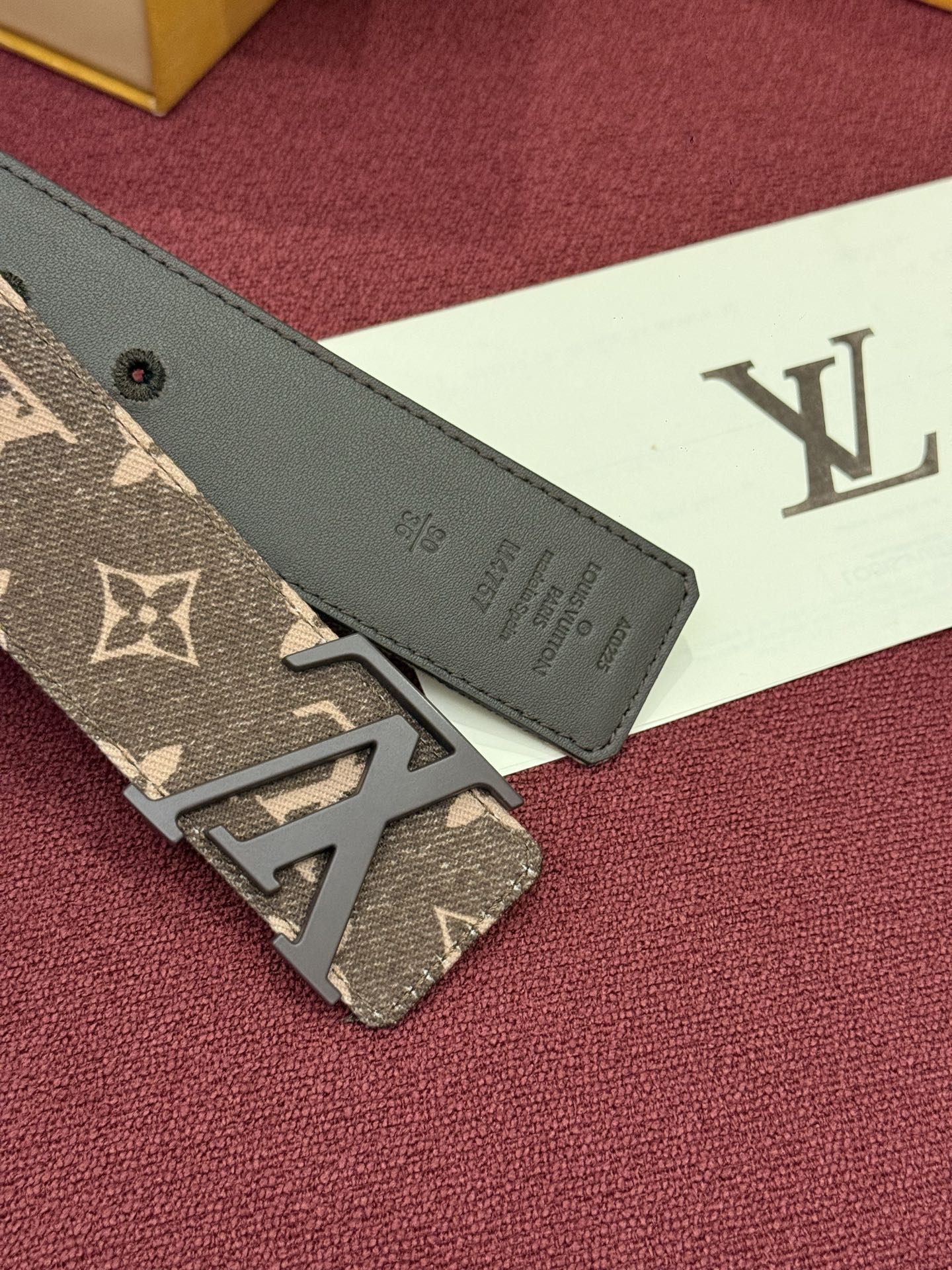 LV Initiales Monogram Denim 腰带以前卫优雅笔触重绎经典之作。丹宁布幻化出 Monogram 