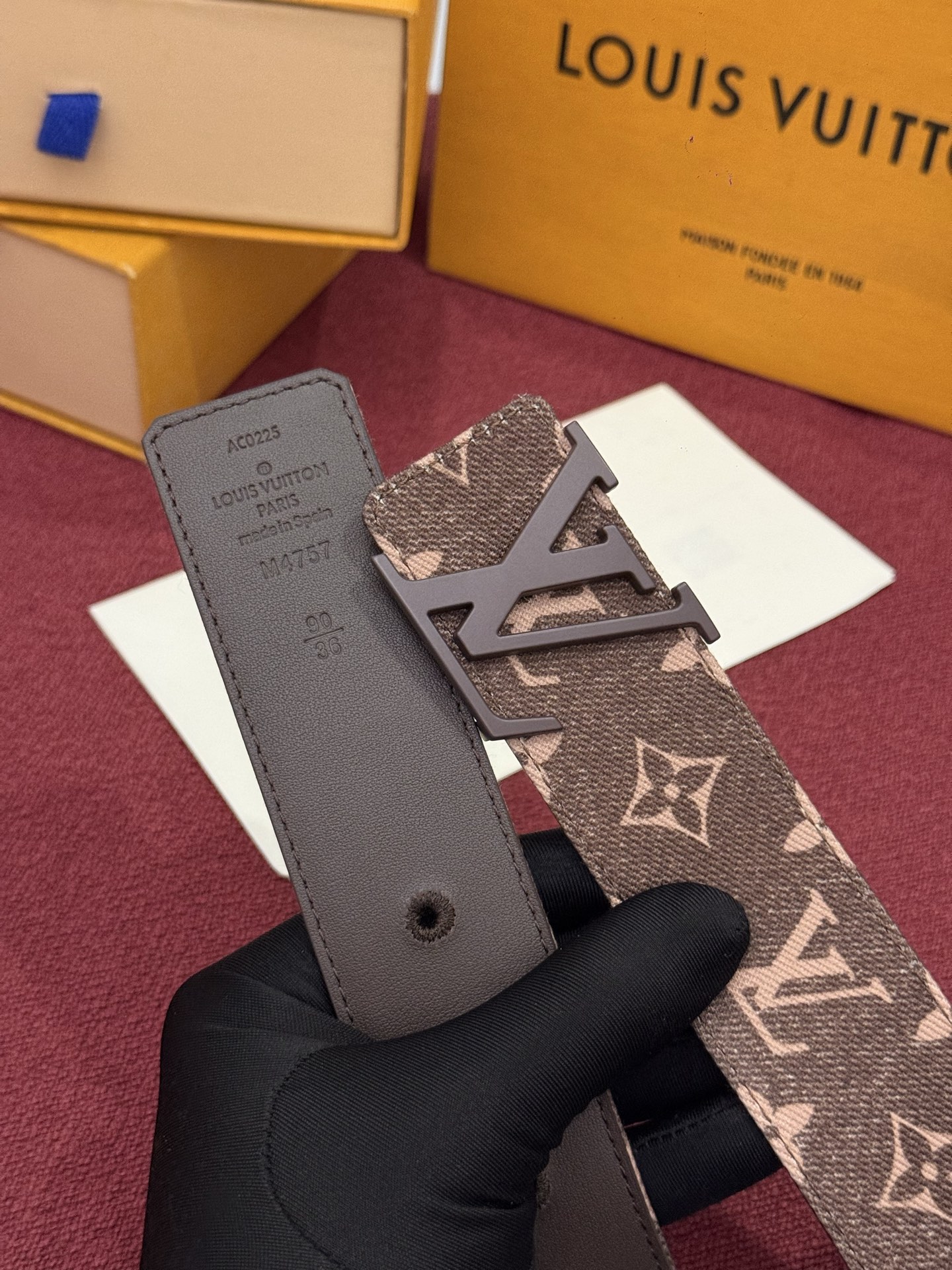 LV Initiales Monogram Denim 腰带以前卫优雅笔触重绎经典之作。丹宁布幻化出 Monogram 