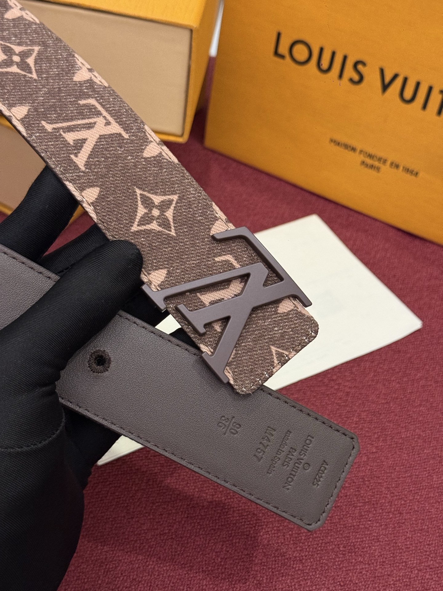 LV Initiales Monogram Denim 腰带以前卫优雅笔触重绎经典之作。丹宁布幻化出 Monogram 