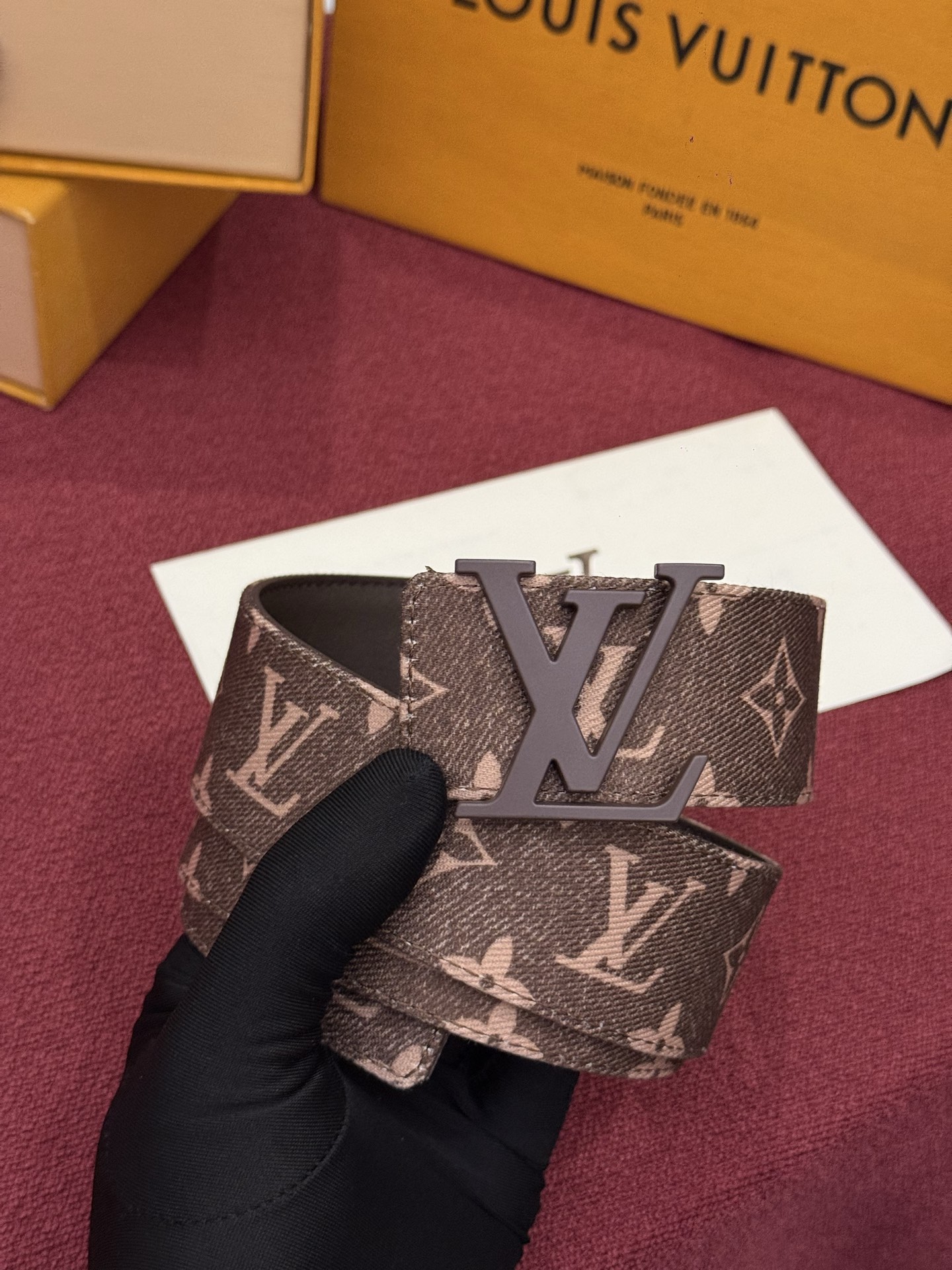 LV Initiales Monogram Denim 腰带以前卫优雅笔触重绎经典之作。丹宁布幻化出 Monogram 