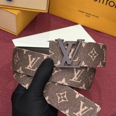 LV Initiales Monogram Denim 腰带以前卫优雅笔触重绎经典之作。丹宁布幻化出 Monogram LV Initiales Monogram Denim 腰带以前卫优雅笔触重绎经典之作。丹宁布幻化出 Monogram