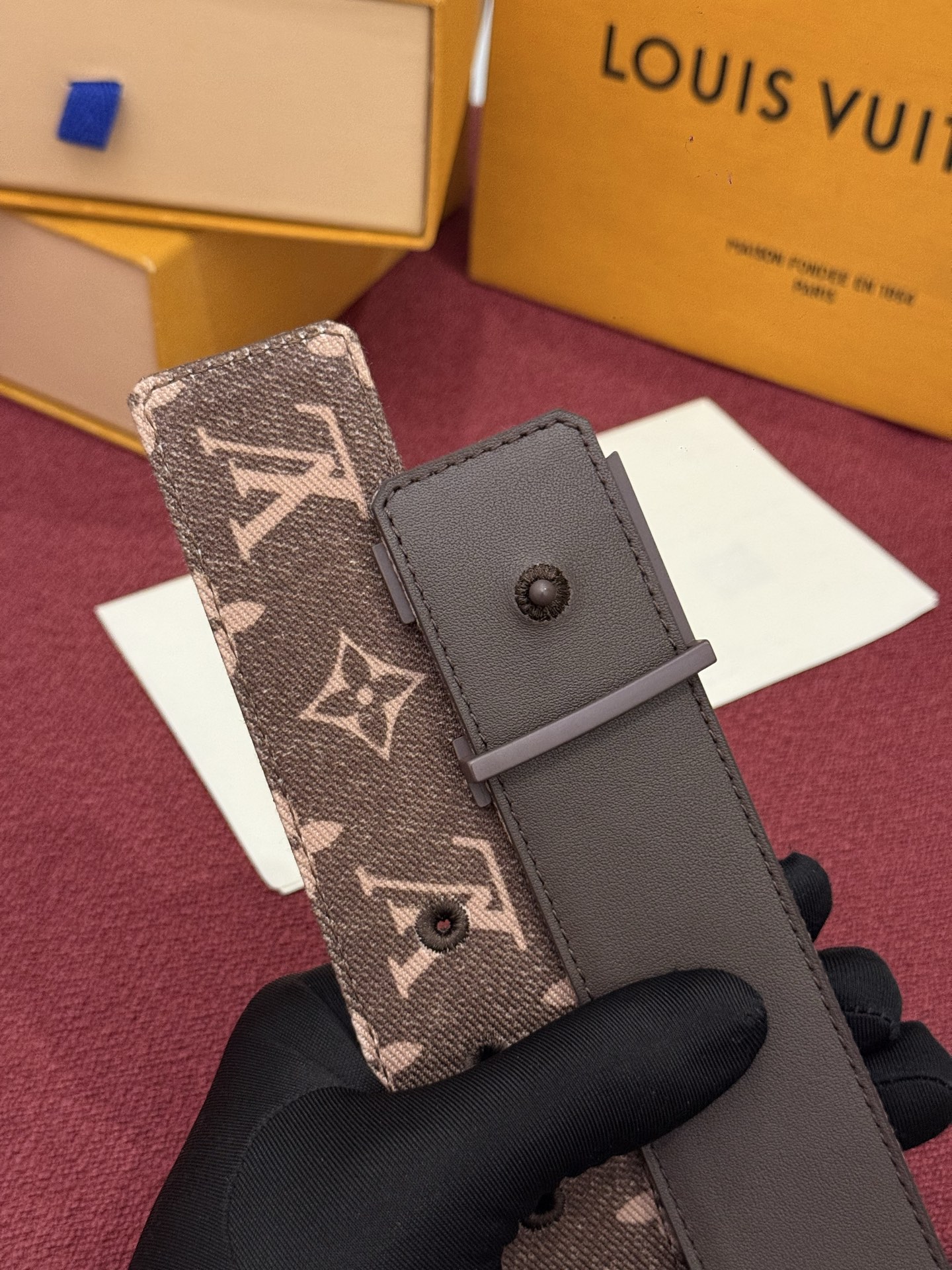 LV Initiales Monogram Denim 腰带以前卫优雅笔触重绎经典之作。丹宁布幻化出 Monogram 
