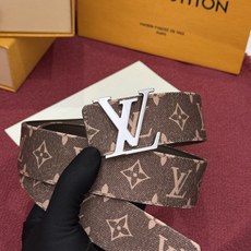 LV Initiales Monogram Denim 腰带以前卫优雅笔触重绎经典之作。丹宁布幻化出 Monogram LV Initiales Monogram Denim 腰带以前卫优雅笔触重绎经典之作。丹宁布幻化出 Monogram
