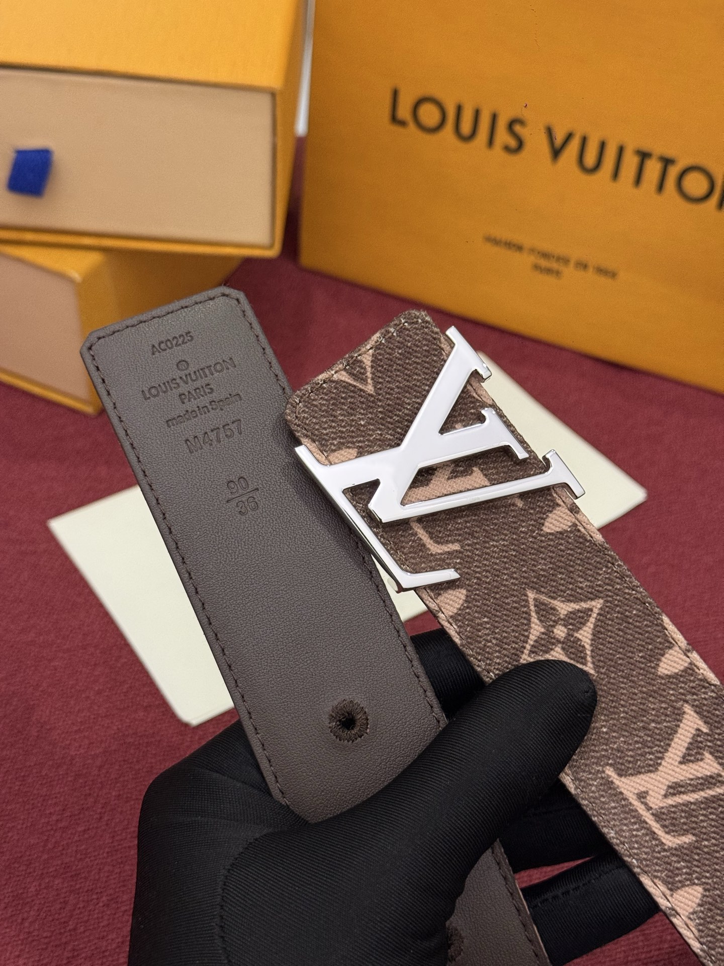 LV Initiales Monogram Denim 腰带以前卫优雅笔触重绎经典之作。丹宁布幻化出 Monogram 