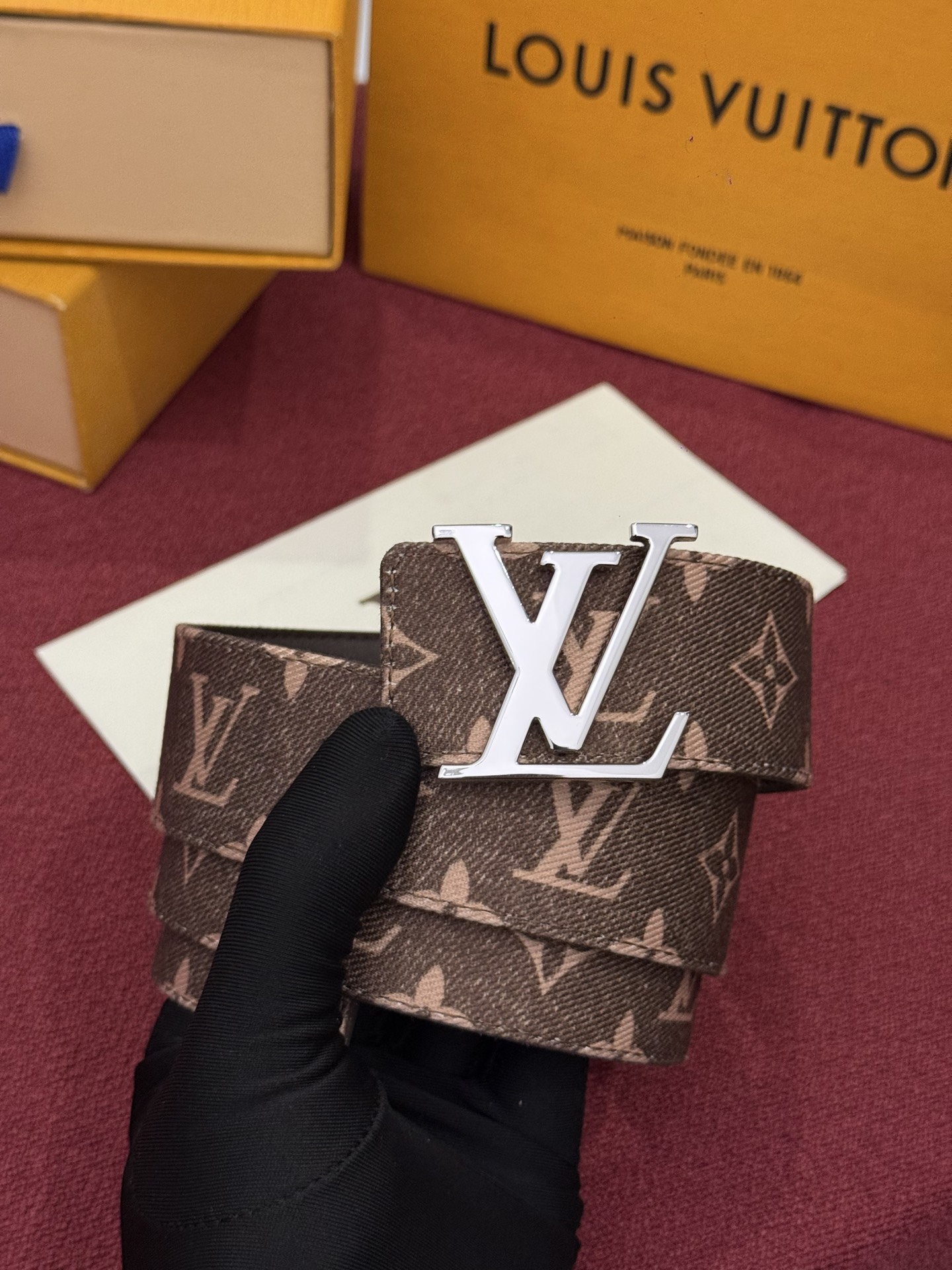 LV Initiales Monogram Denim 腰带以前卫优雅笔触重绎经典之作。丹宁布幻化出 Monogram 