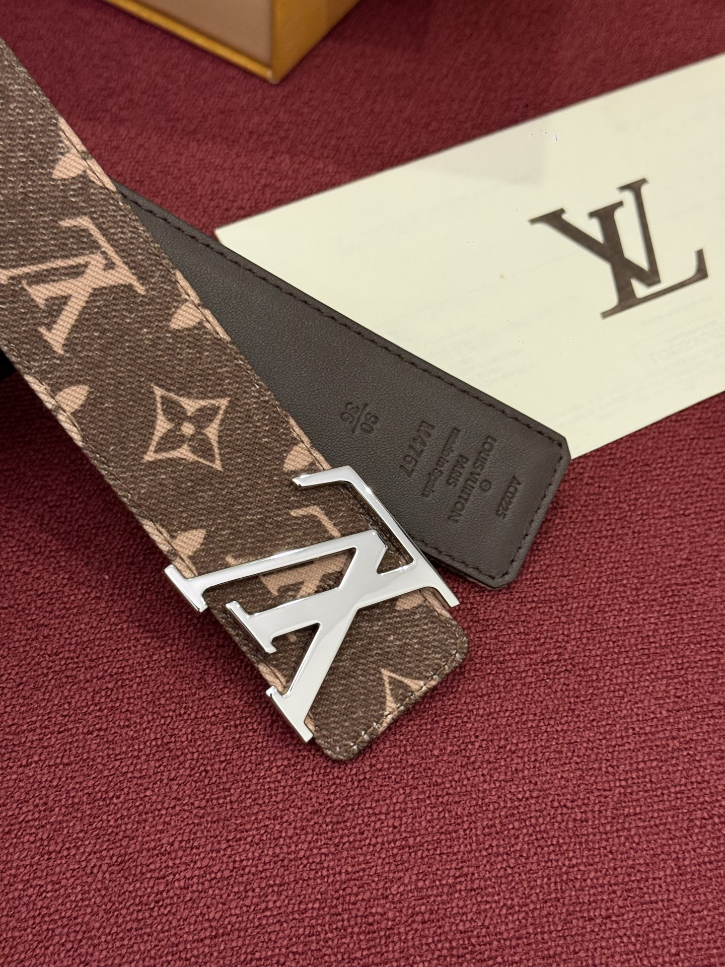 LV Initiales Monogram Denim 腰带以前卫优雅笔触重绎经典之作。丹宁布幻化出 Monogram 