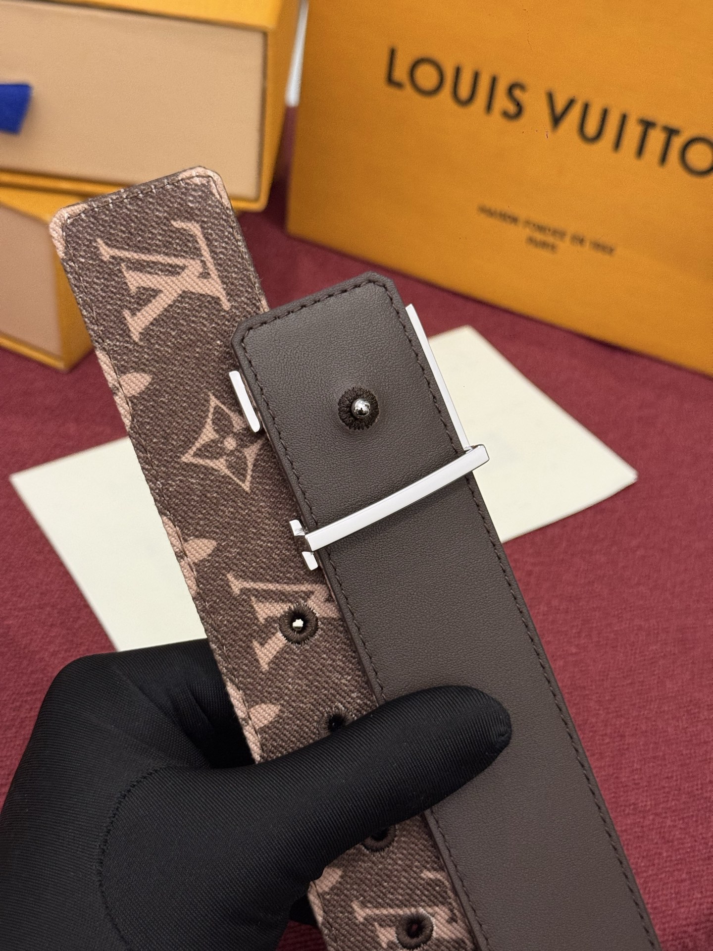 LV Initiales Monogram Denim 腰带以前卫优雅笔触重绎经典之作。丹宁布幻化出 Monogram 