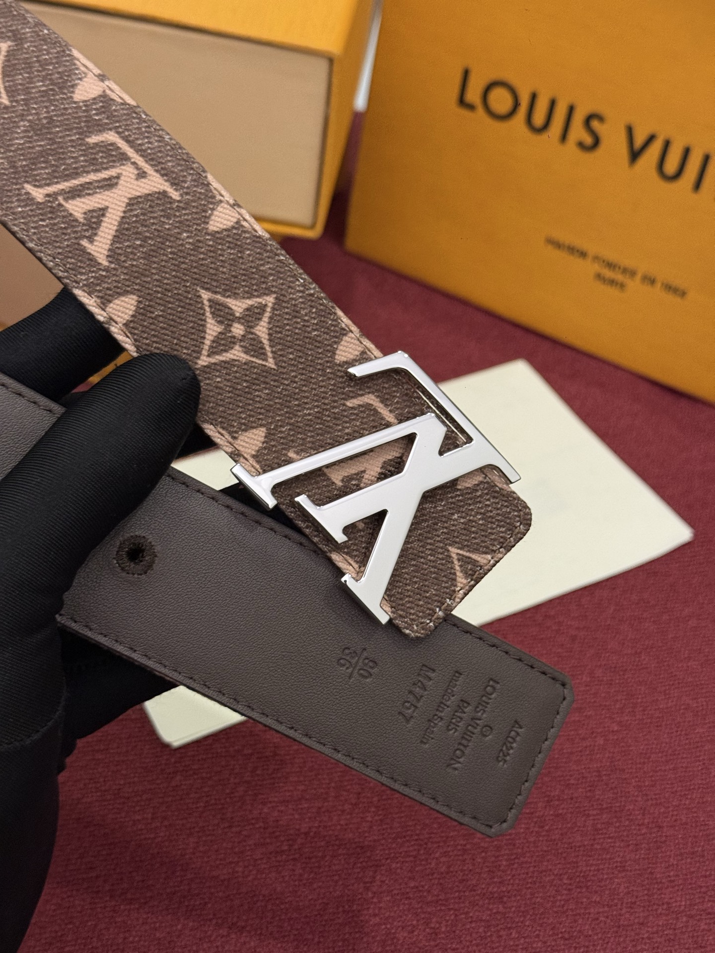 LV Initiales Monogram Denim 腰带以前卫优雅笔触重绎经典之作。丹宁布幻化出 Monogram 
