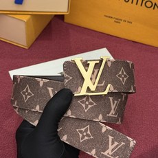 LV Initiales Monogram Denim 腰带以前卫优雅笔触重绎经典之作。丹宁布幻化出 Monogram LV Initiales Monogram Denim 腰带以前卫优雅笔触重绎经典之作。丹宁布幻化出 Monogram