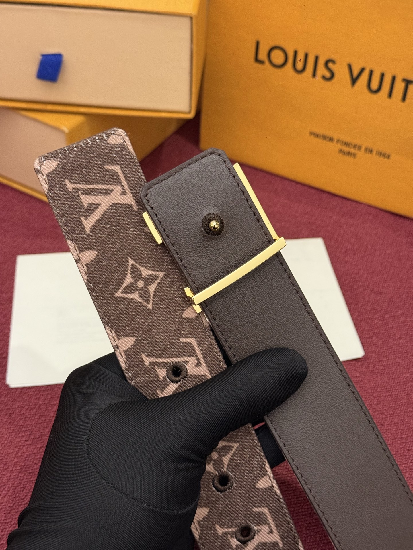 LV Initiales Monogram Denim 腰带以前卫优雅笔触重绎经典之作。丹宁布幻化出 Monogram 