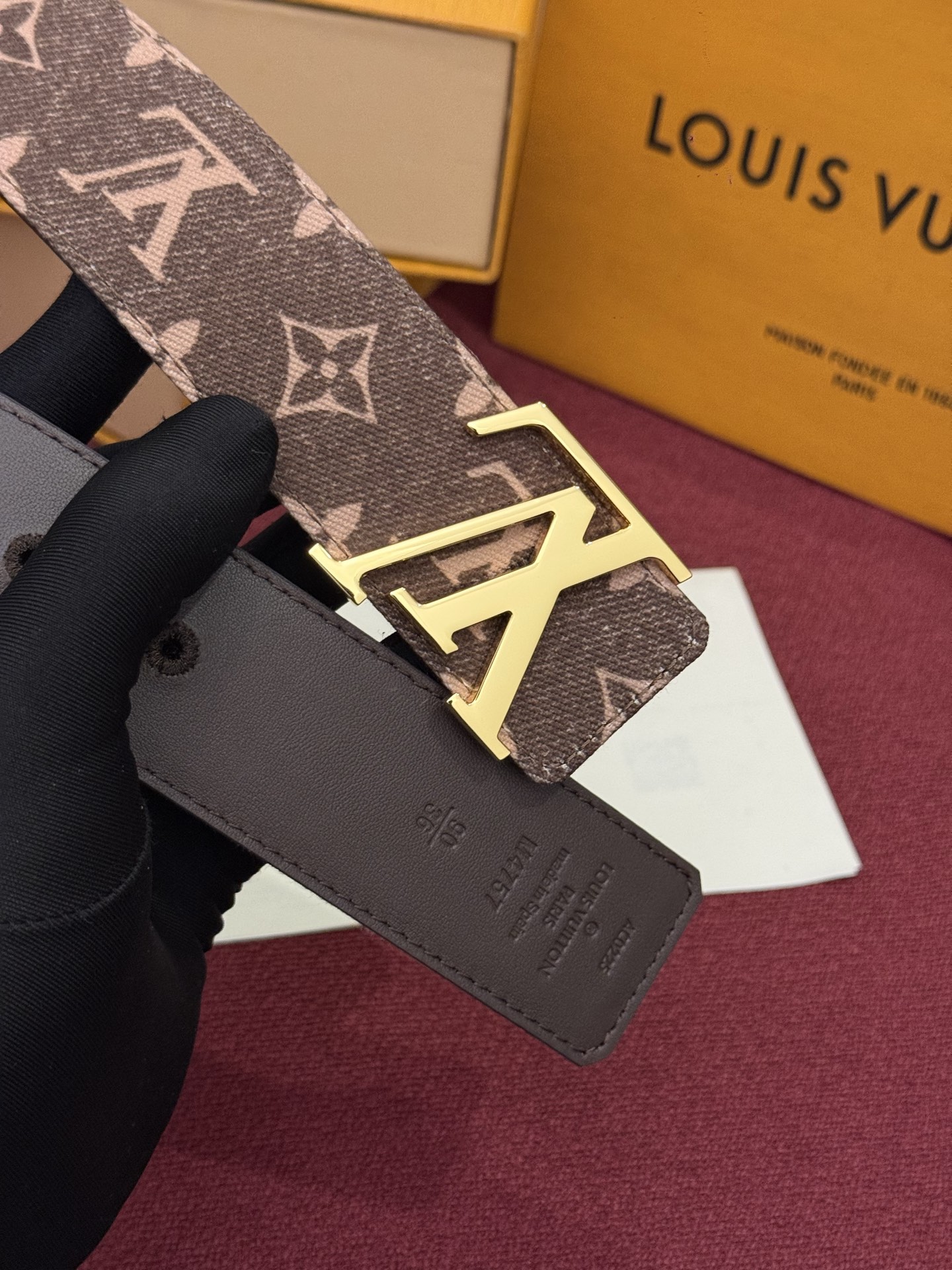 LV Initiales Monogram Denim 腰带以前卫优雅笔触重绎经典之作。丹宁布幻化出 Monogram 