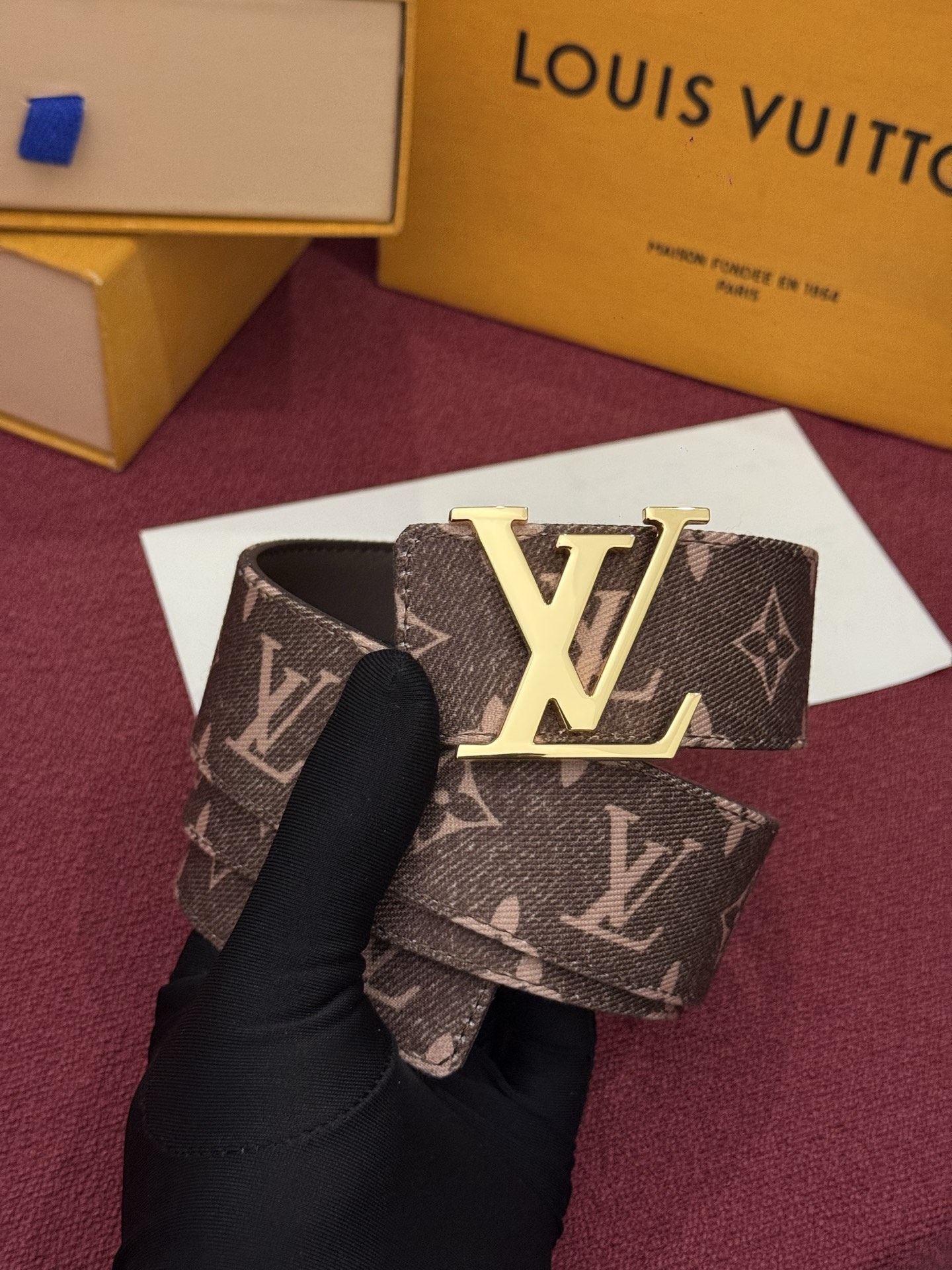 LV Initiales Monogram Denim 腰带以前卫优雅笔触重绎经典之作。丹宁布幻化出 Monogram 