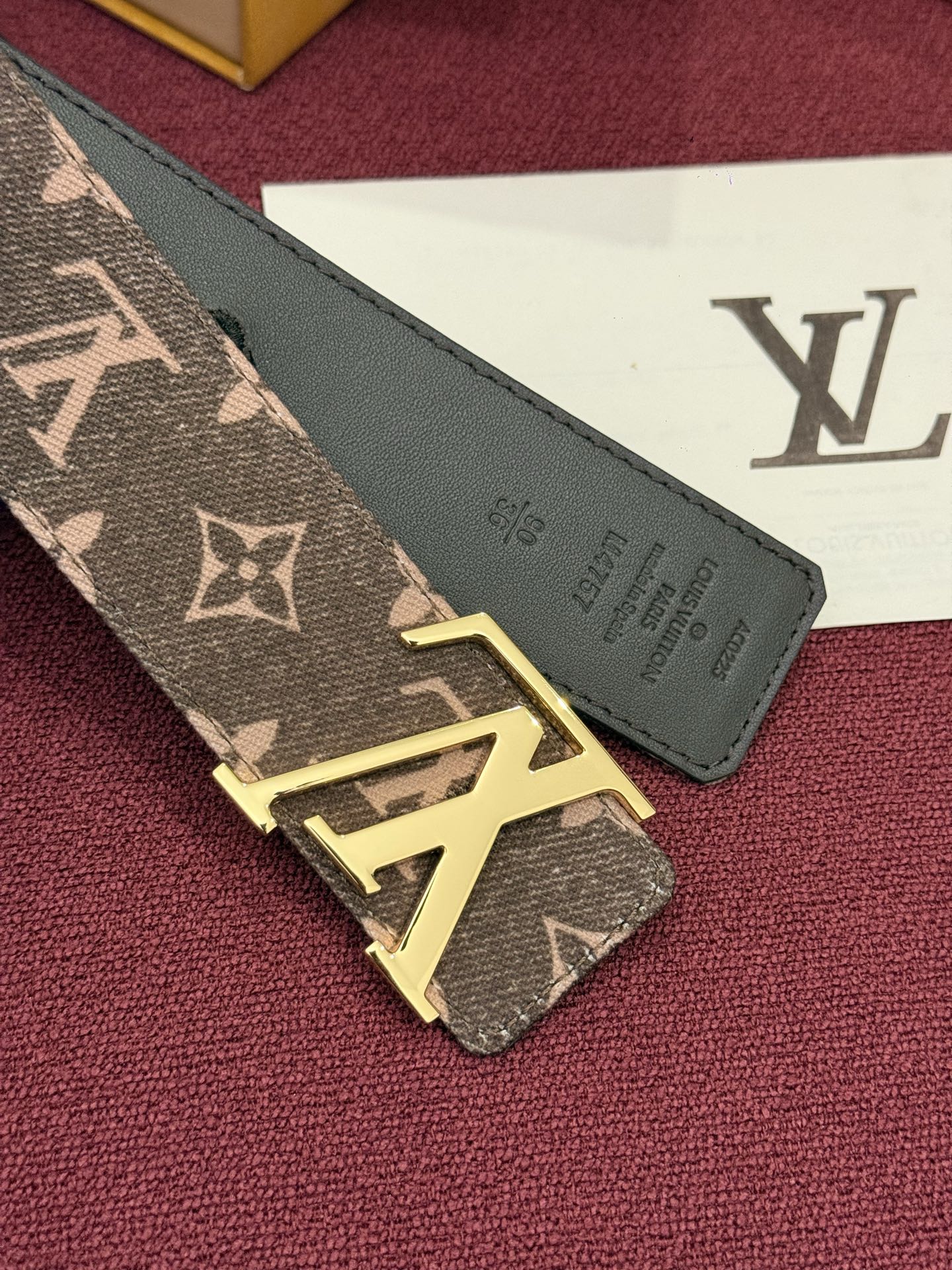 LV Initiales Monogram Denim 腰带以前卫优雅笔触重绎经典之作。丹宁布幻化出 Monogram 