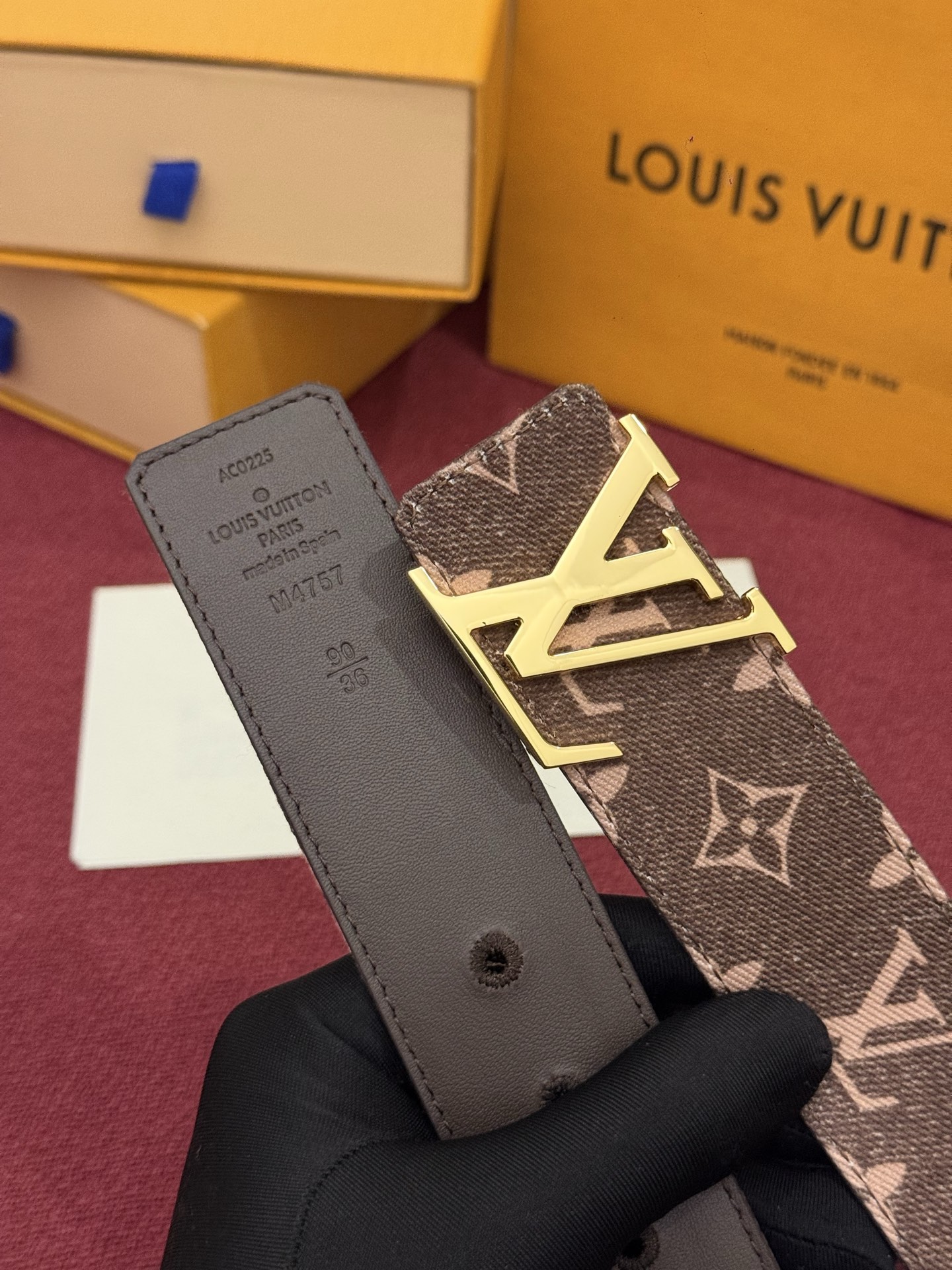 LV Initiales Monogram Denim 腰带以前卫优雅笔触重绎经典之作。丹宁布幻化出 Monogram 