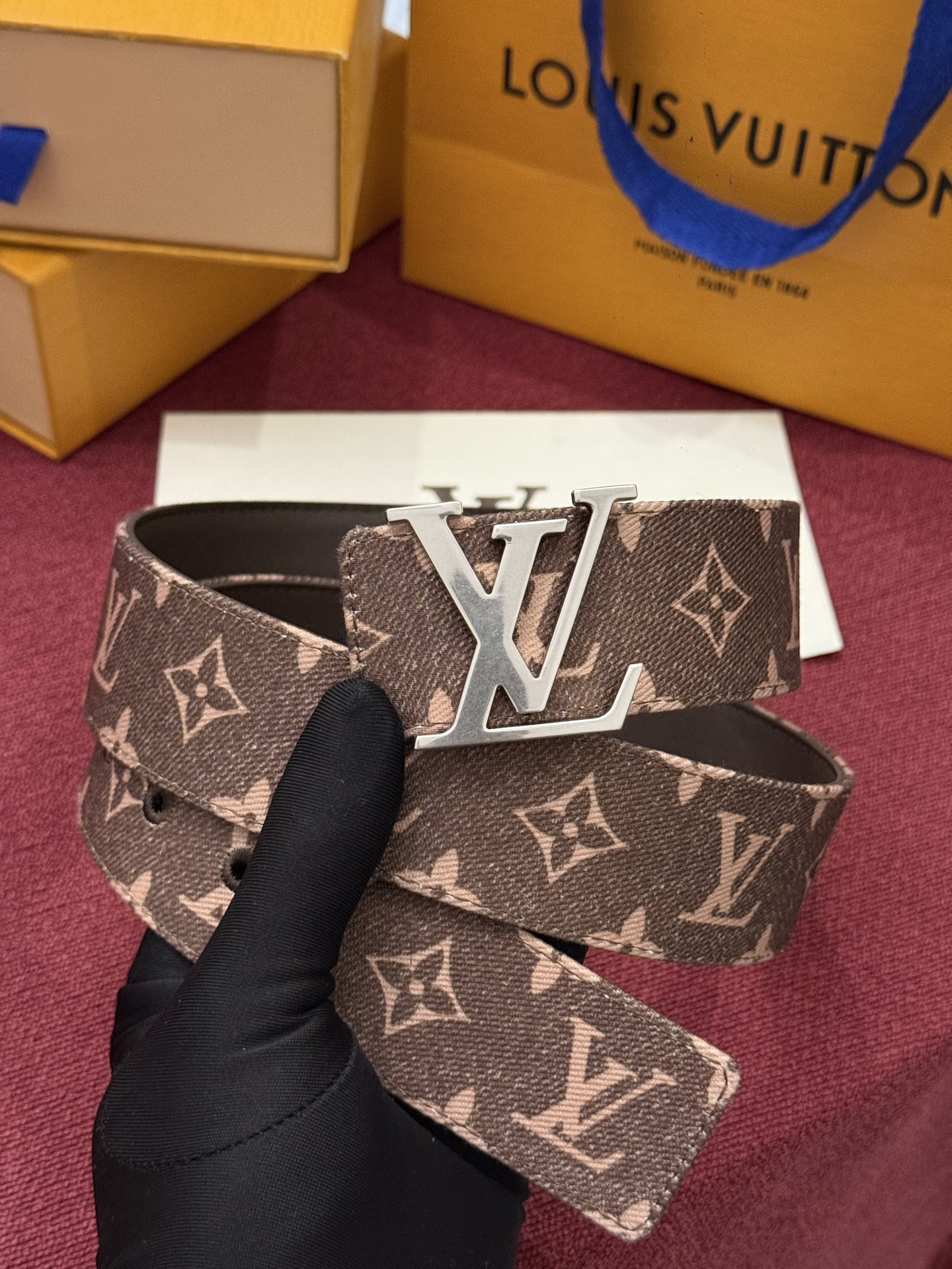 LV Initiales Monogram Denim 腰带以前卫优雅笔触重绎经典之作。丹宁布幻化出 Monogram LV Initiales Monogram Denim 腰带以前卫优雅笔触重绎经典之作。丹宁布幻化出 Monogram
