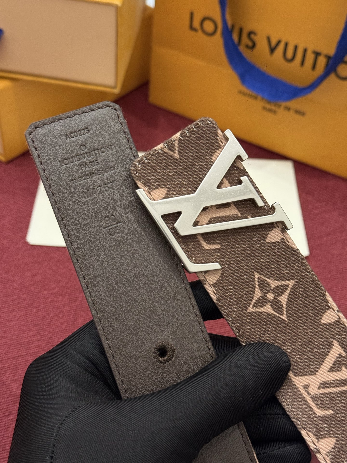 LV Initiales Monogram Denim 腰带以前卫优雅笔触重绎经典之作。丹宁布幻化出 Monogram 
