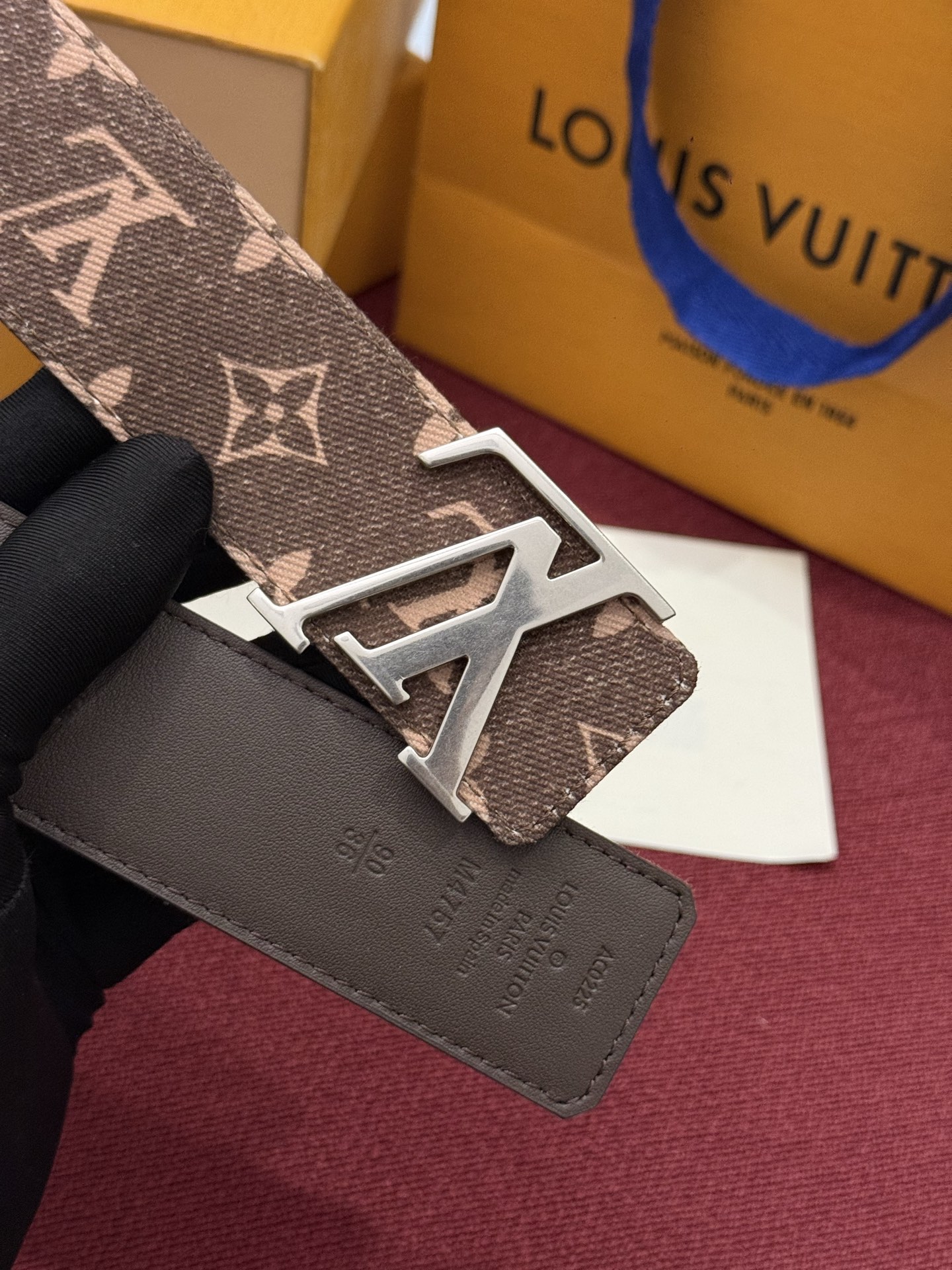 LV Initiales Monogram Denim 腰带以前卫优雅笔触重绎经典之作。丹宁布幻化出 Monogram 