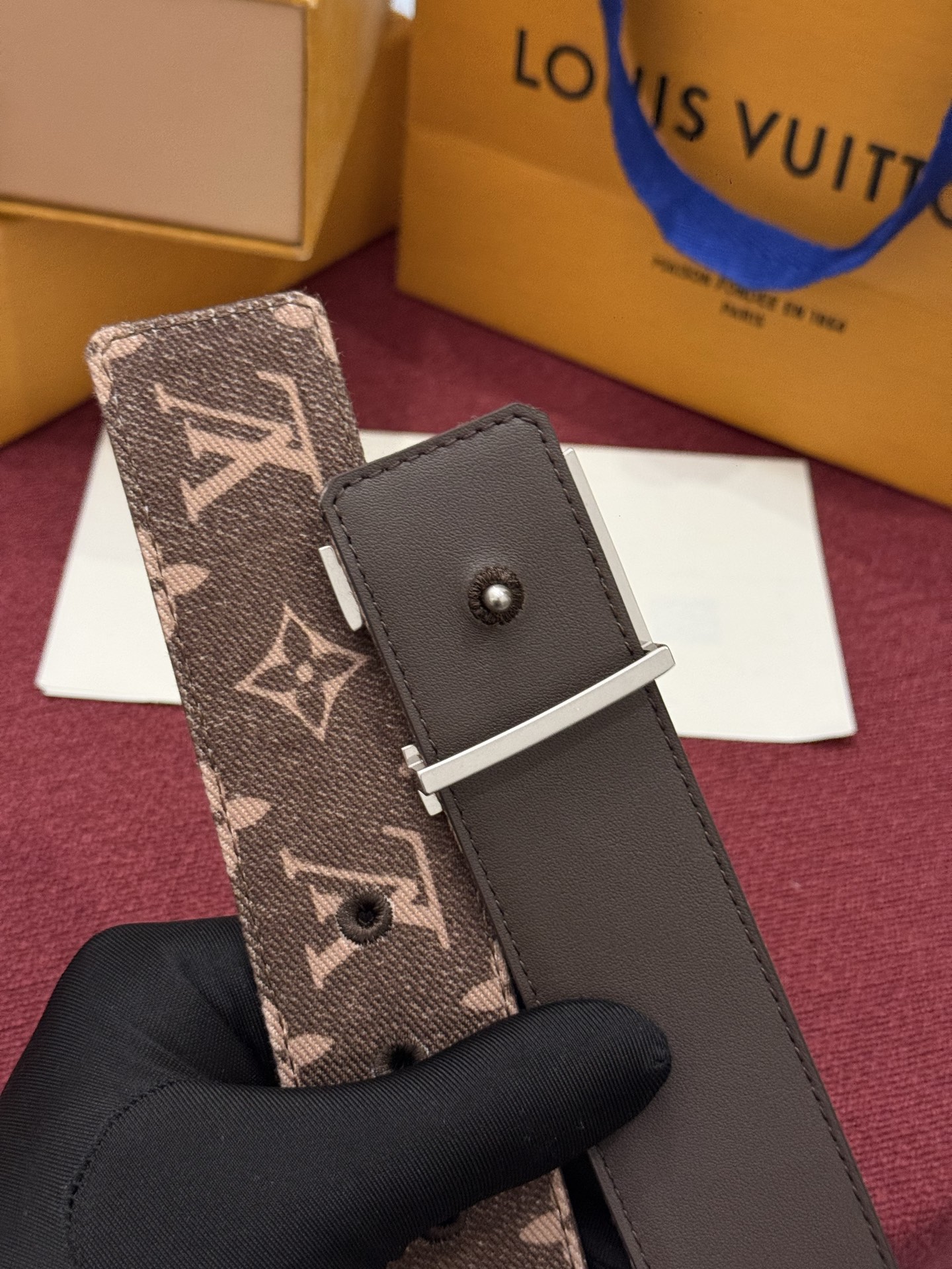 LV Initiales Monogram Denim 腰带以前卫优雅笔触重绎经典之作。丹宁布幻化出 Monogram 