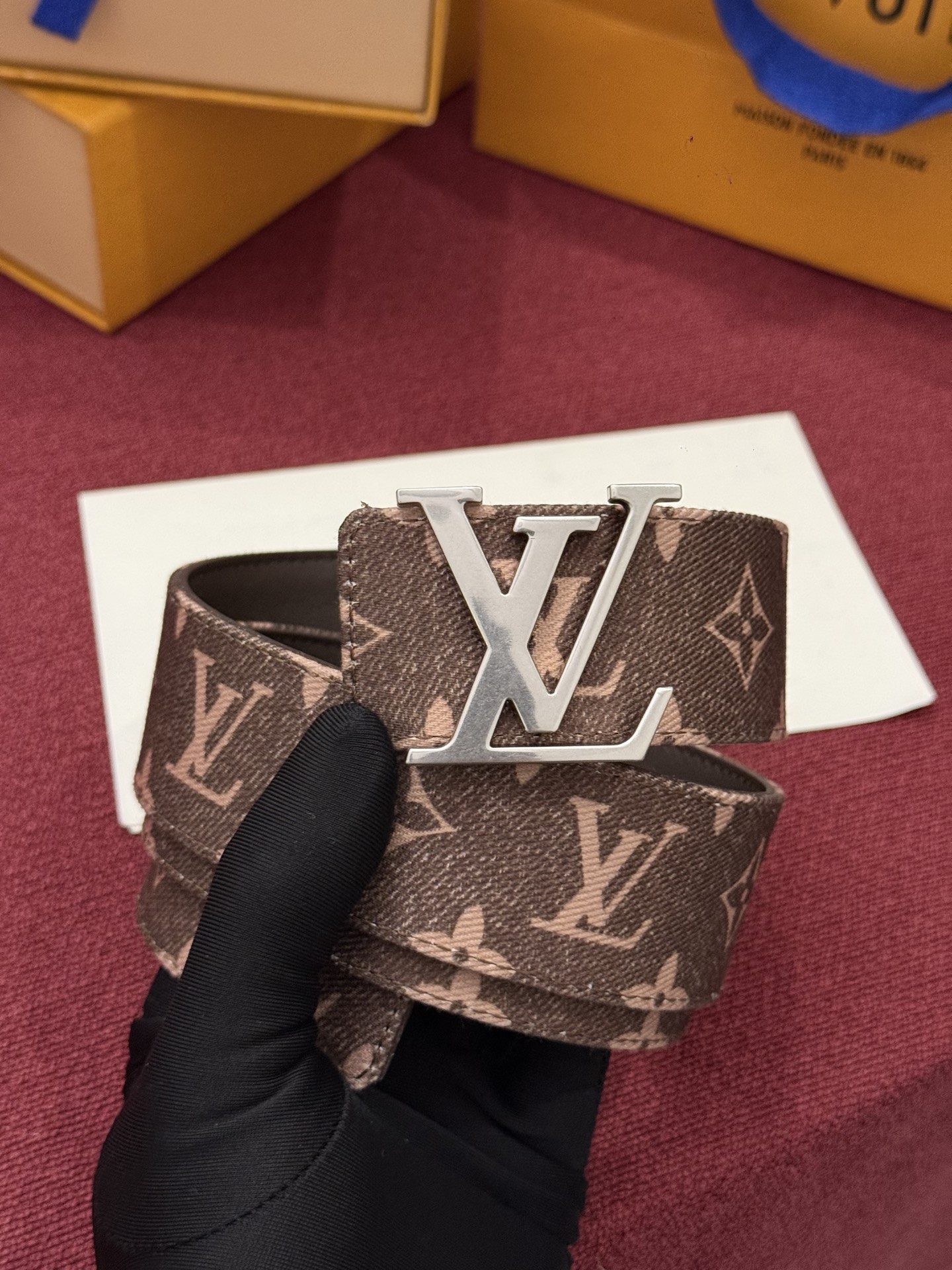 LV Initiales Monogram Denim 腰带以前卫优雅笔触重绎经典之作。丹宁布幻化出 Monogram 
