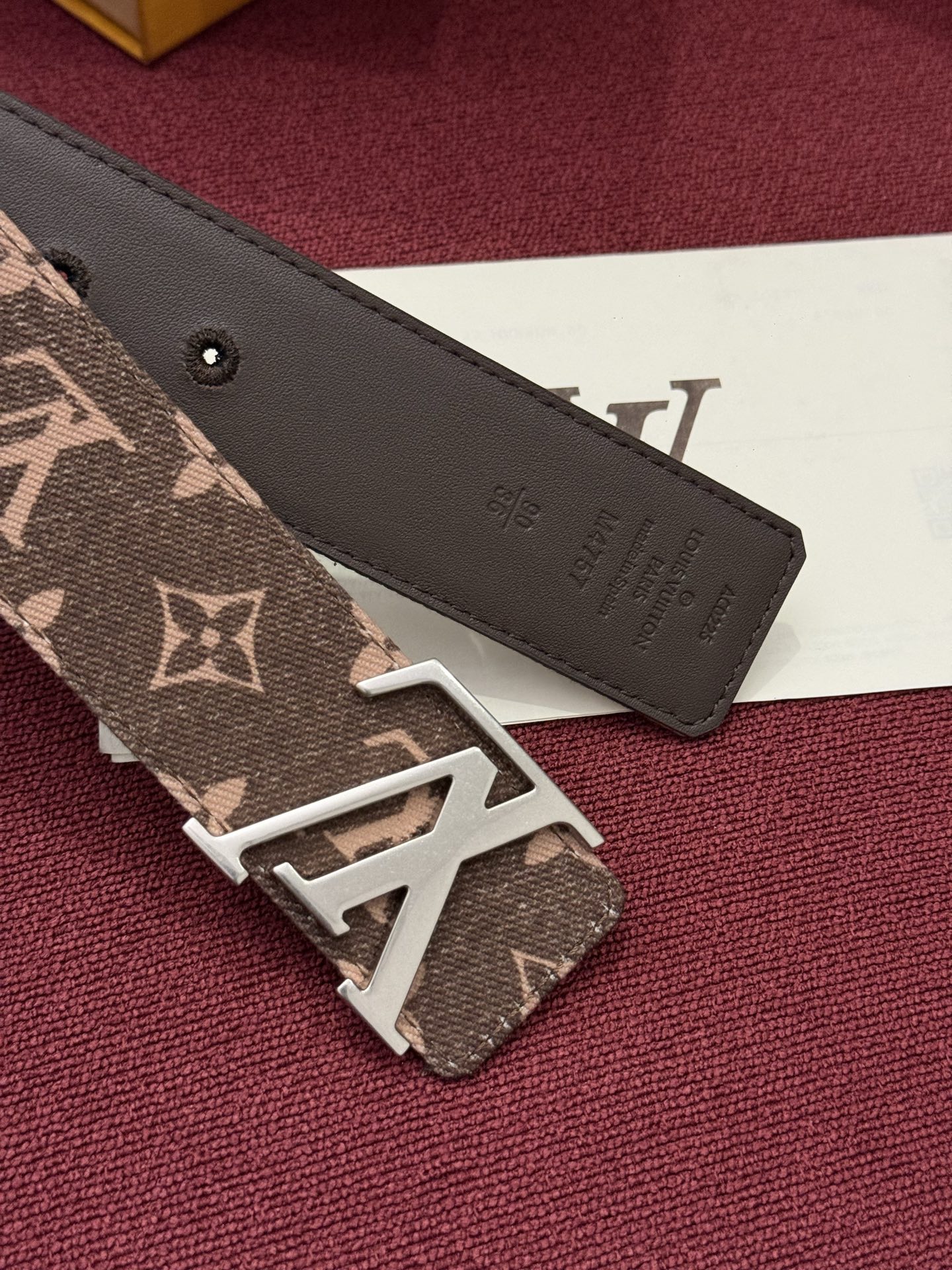 LV Initiales Monogram Denim 腰带以前卫优雅笔触重绎经典之作。丹宁布幻化出 Monogram 