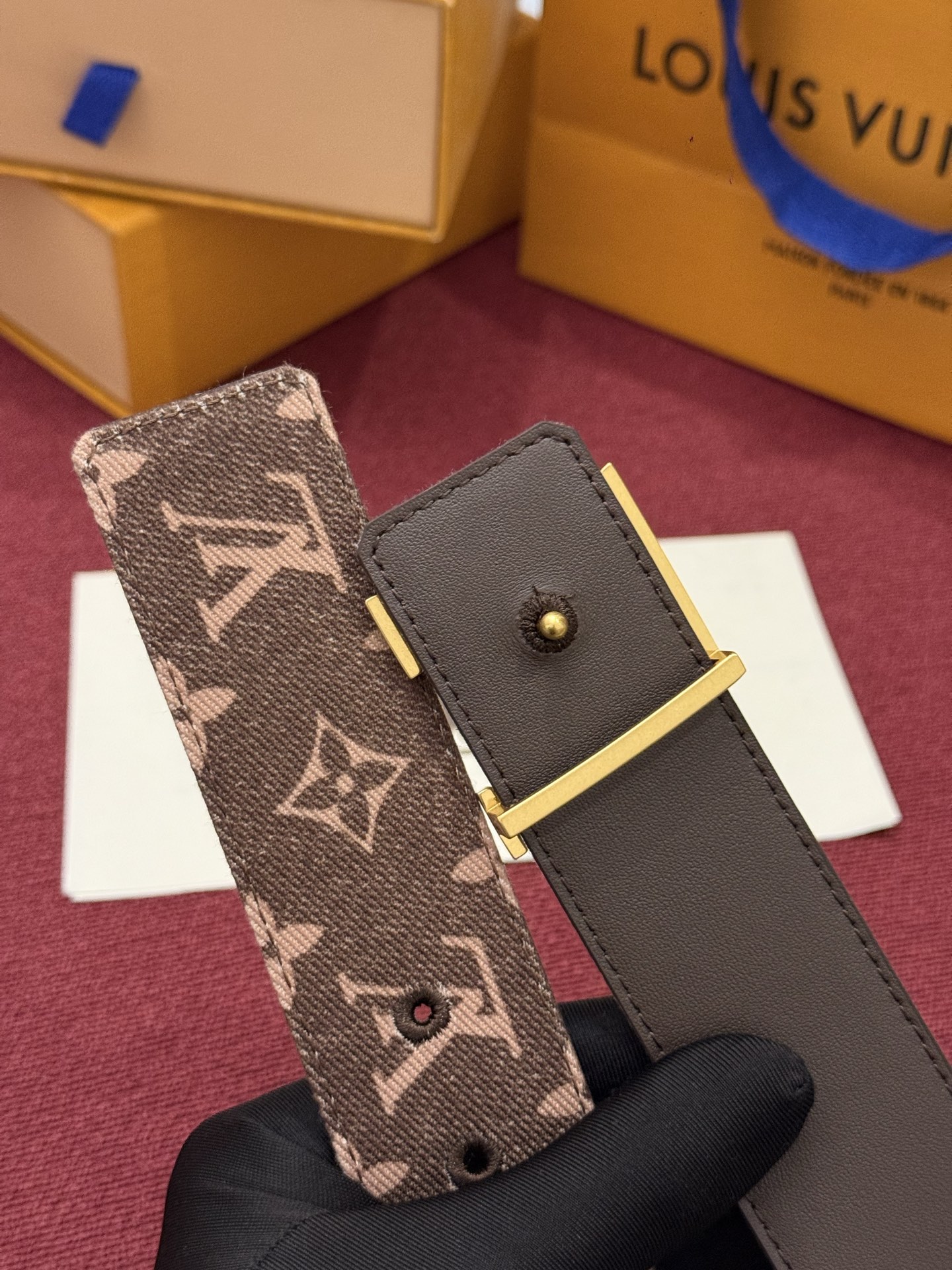 LV Initiales Monogram Denim 腰带以前卫优雅笔触重绎经典之作。丹宁布幻化出 Monogram 