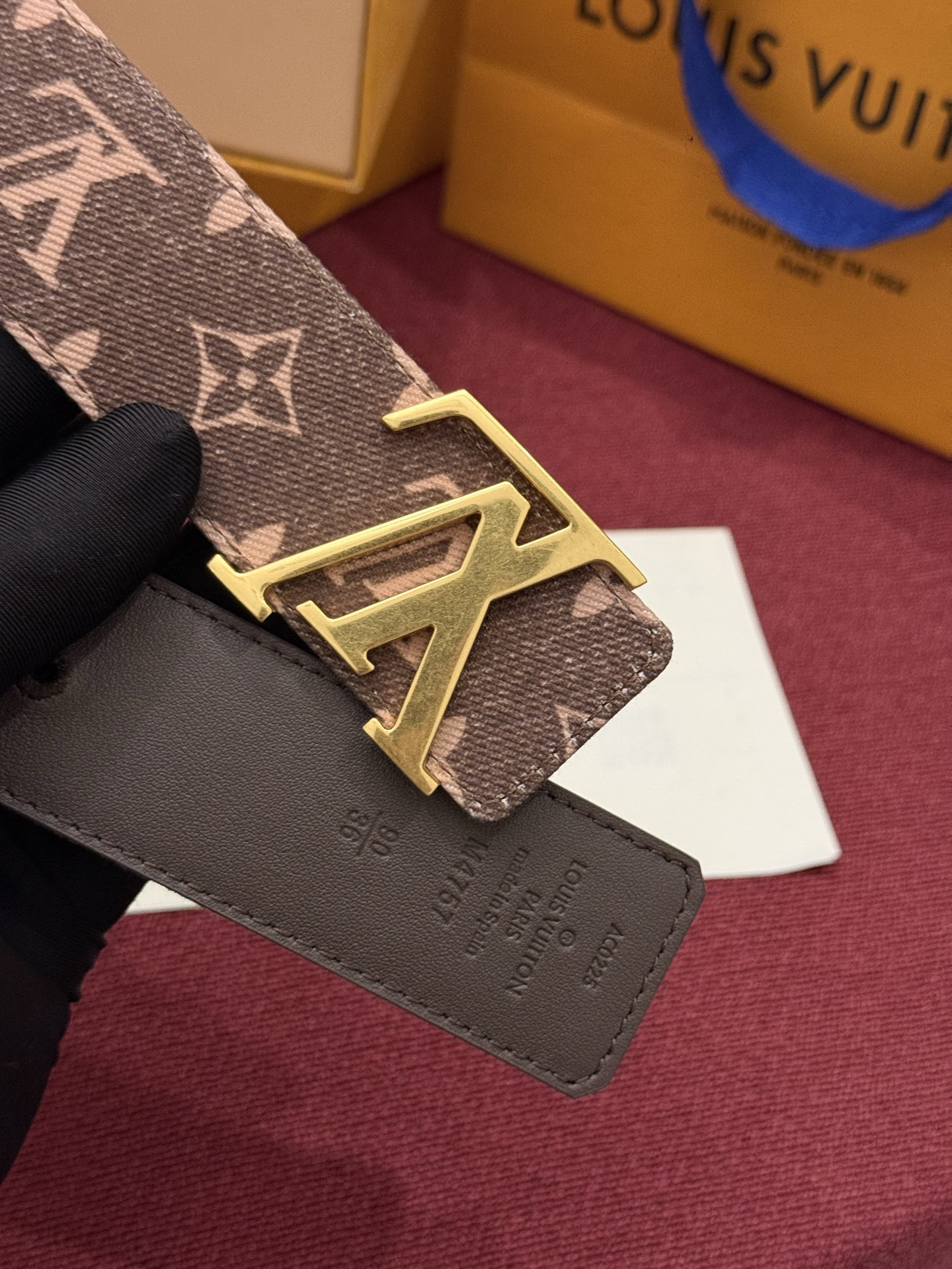 LV Initiales Monogram Denim 腰带以前卫优雅笔触重绎经典之作。丹宁布幻化出 Monogram 