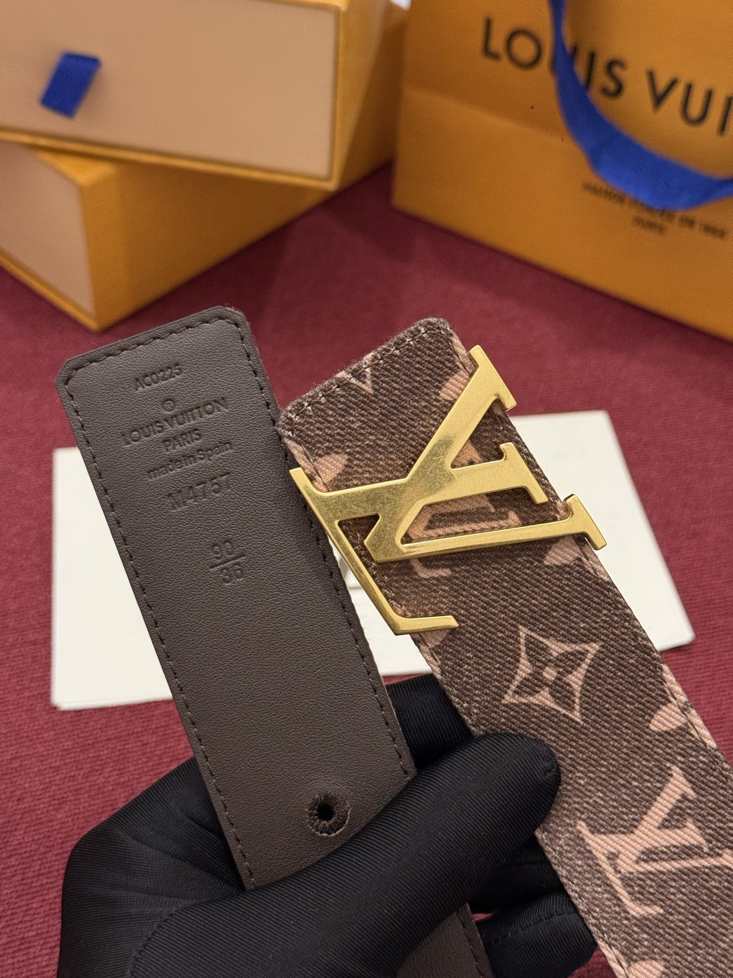 LV Initiales Monogram Denim 腰带以前卫优雅笔触重绎经典之作。丹宁布幻化出 Monogram 