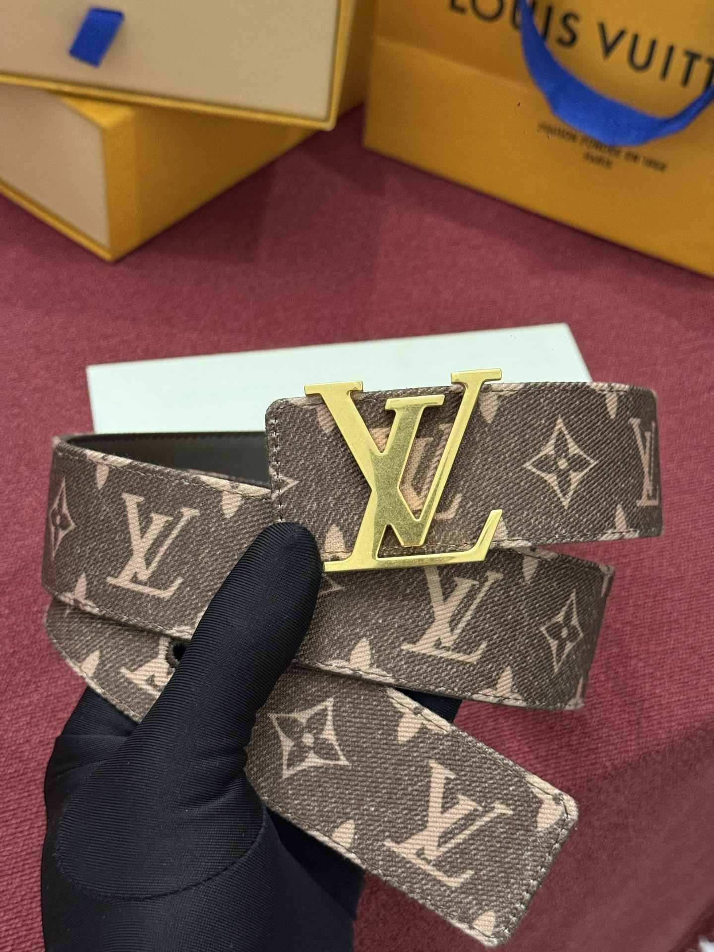 LV Initiales Monogram Denim 腰带以前卫优雅笔触重绎经典之作。丹宁布幻化出 Monogram LV Initiales Monogram Denim 腰带以前卫优雅笔触重绎经典之作。丹宁布幻化出 Monogram