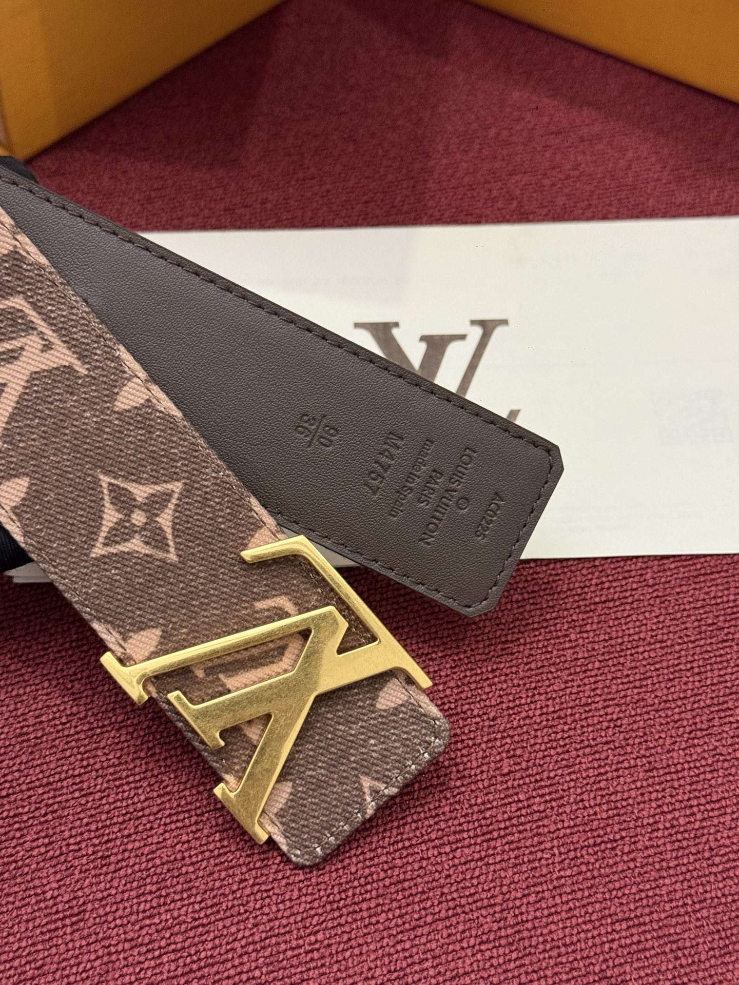 LV Initiales Monogram Denim 腰带以前卫优雅笔触重绎经典之作。丹宁布幻化出 Monogram 