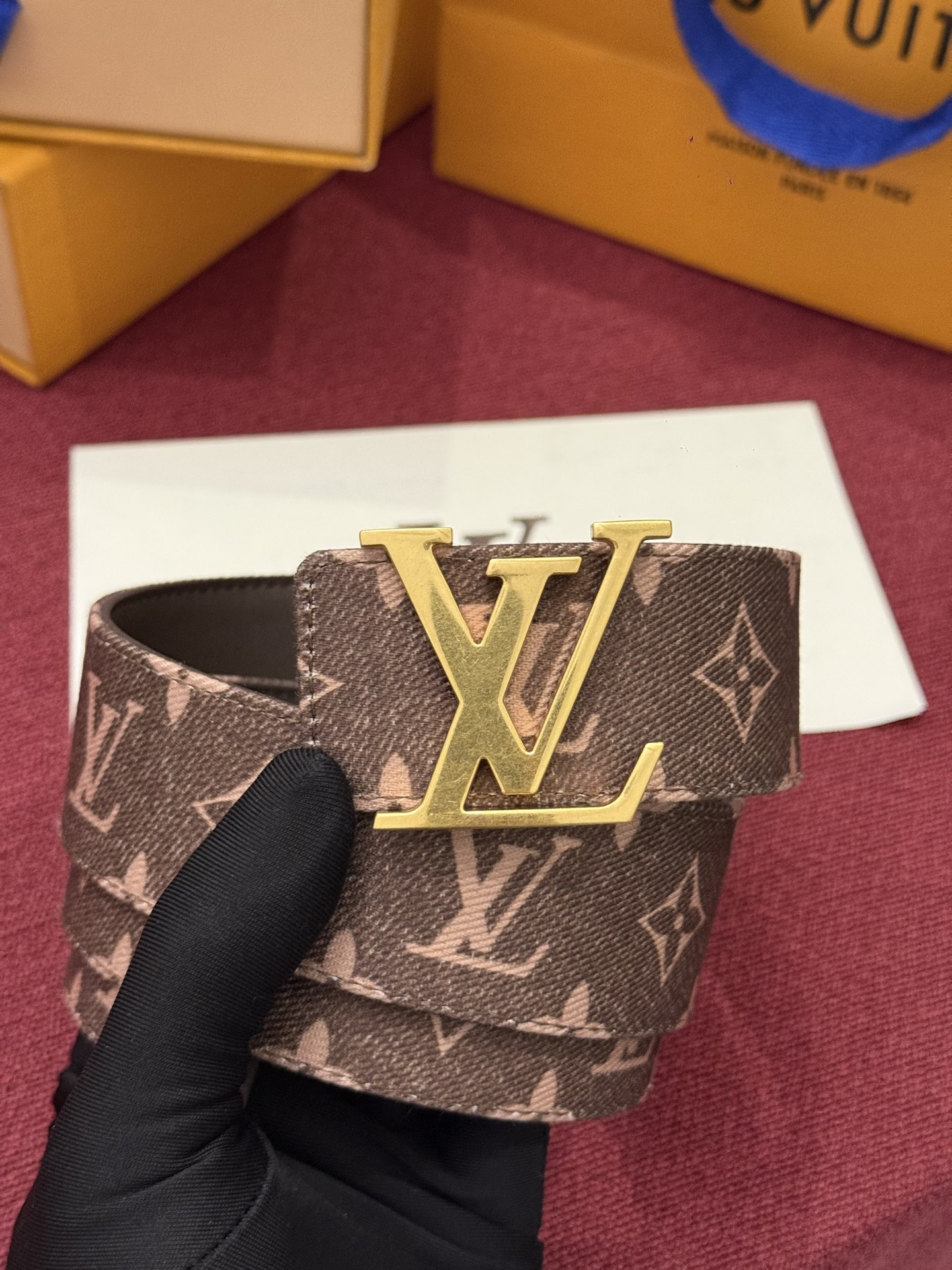 LV Initiales Monogram Denim 腰带以前卫优雅笔触重绎经典之作。丹宁布幻化出 Monogram 