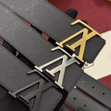 LV Initiales Monogram Reflective 40mm 可翻转腰带展现出一种动态细节,将经典风格提升 LV Initiales Monogram Reflective 40mm 可翻转腰带展现出一种动态细节,将经典风格提升