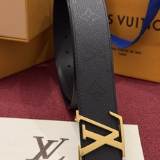 LV Initiales Monogram Reflective 40mm 可翻转腰带展现出一种动态细节,将经典风格提升 LV Initiales Monogram Reflective 40mm 可翻转腰带展现出一种动态细节,将经典风格提升