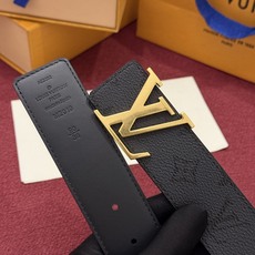 LV Initiales Monogram Reflective 40mm 可翻转腰带展现出一种动态细节,将经典风格提升 LV Initiales Monogram Reflective 40mm 可翻转腰带展现出一种动态细节,将经典风格提升