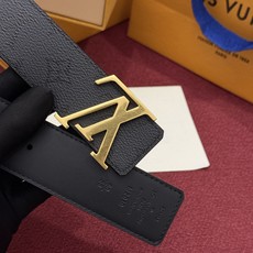 LV Initiales Monogram Reflective 40mm 可翻转腰带展现出一种动态细节,将经典风格提升 LV Initiales Monogram Reflective 40mm 可翻转腰带展现出一种动态细节,将经典风格提升